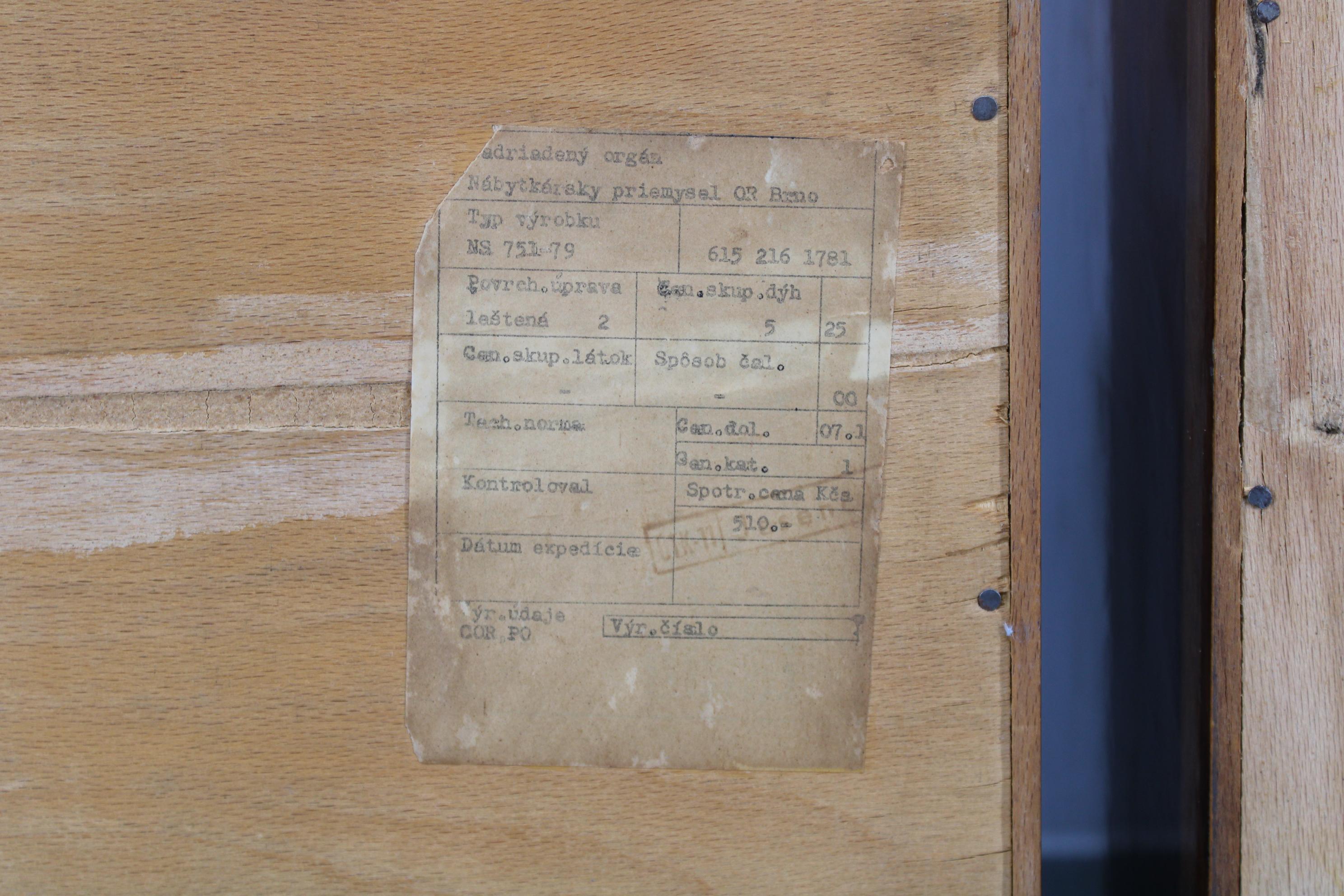 Comodini in acero di metà secolo di František Mezulaník del 1960 con piani in vetro nero in vendita 3