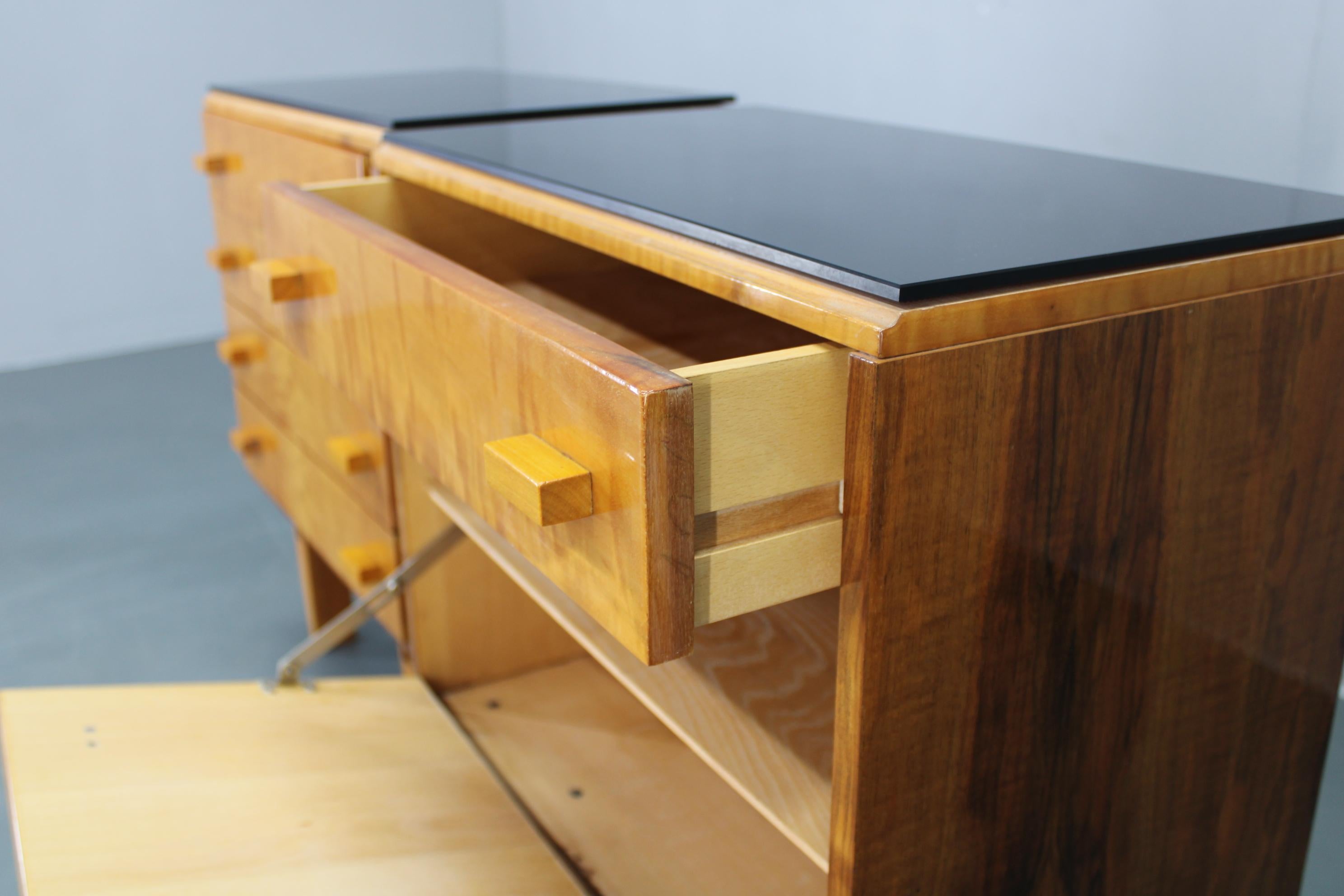 Metà XX secolo Comodini in acero di metà secolo di František Mezulaník del 1960 con piani in vetro nero in vendita