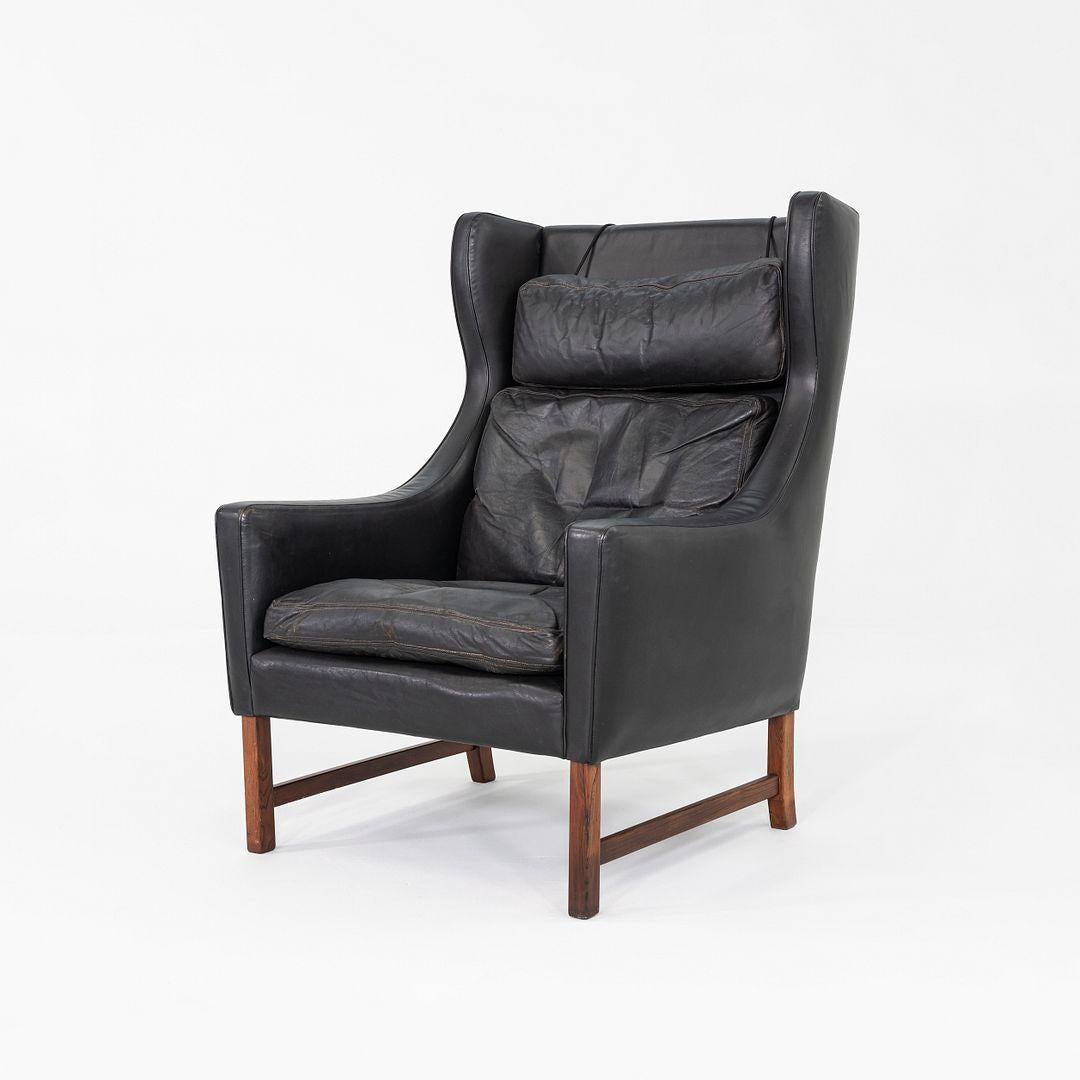 Dies ist ein großer Sessel mit hoher Rückenlehne 965H, der 1964 von Frederik Kaiser für Vatne Mobler in Norwegen entworfen wurde. Dieses Exemplar aus den 1960er Jahren hat einen Sockel aus Palisanderholz und behält seine ursprüngliche schwarze