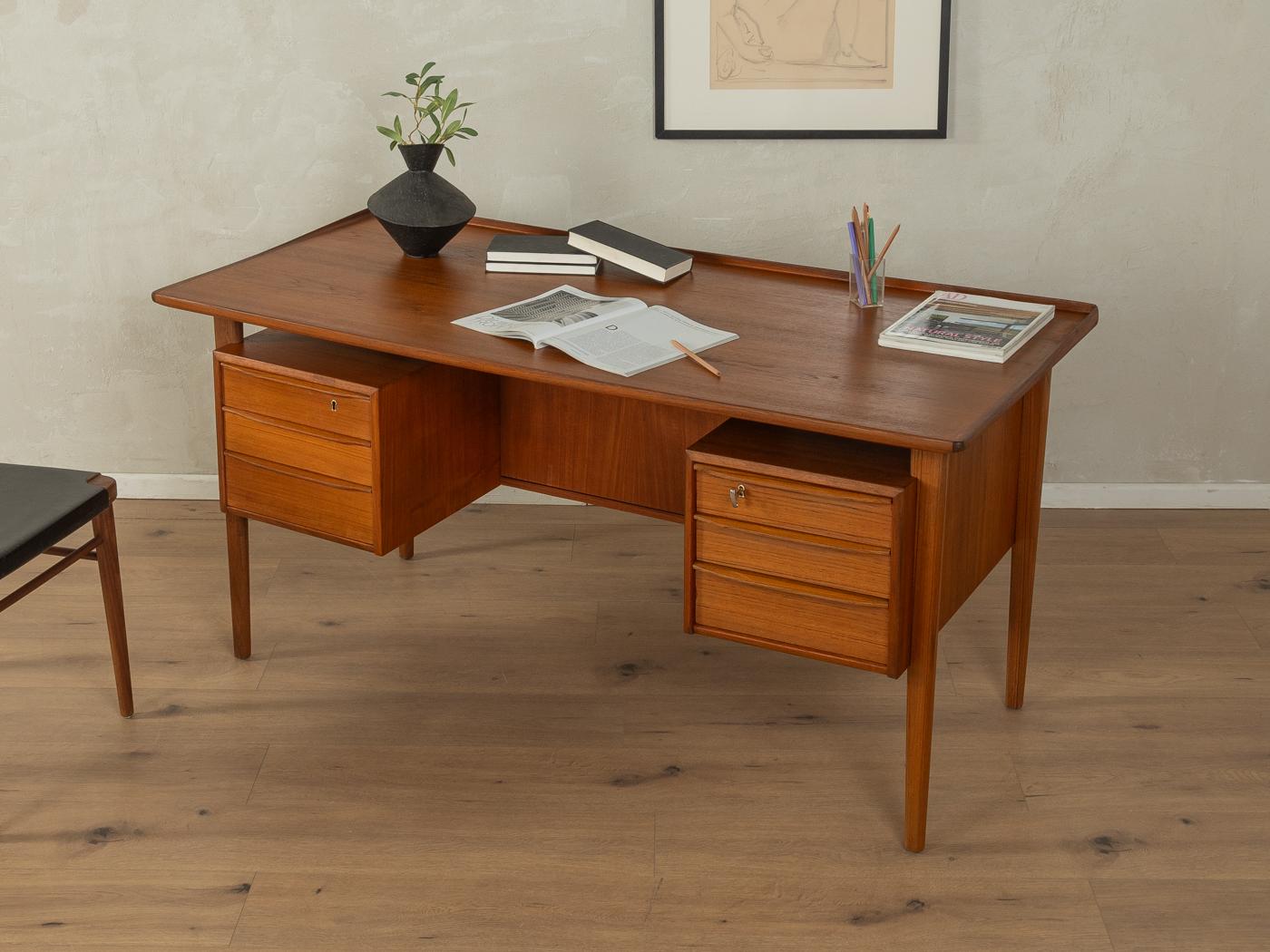 Wunderschöner Schreibtisch von Peter Løvig Nielsen aus den 1960er Jahren. Hochwertiger Korpus in Teakholzfurnier mit sechs Schubladen, einer schwebenden Tischplatte mit Massivholzkante, zwei Bücherfächern auf der Rückseite und