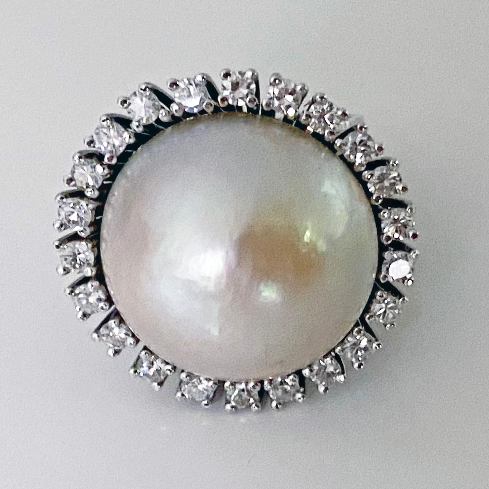Mabe Perle und Diamant Ring 18K C.1960. Die große Mabe-Perle ist umgeben von 22 Diamanten im Schweizer Schliff:: Gesamtgewicht ca. 1::50 ct:: durchschnittliche Reinheit VS:: durchschnittliche Farbe H-I. Kundenspezifische Korbfassung mit