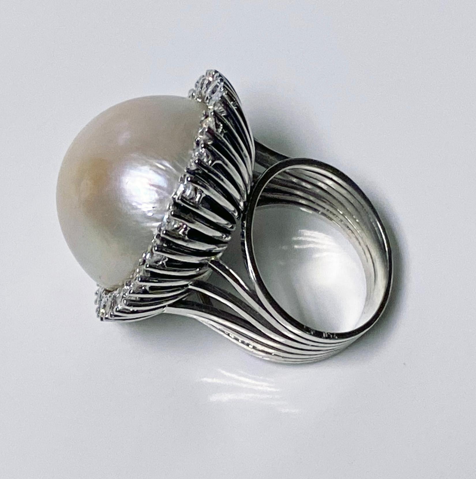 1960er Jahre Französisch 18 Karat Mabe Perle und Diamant-Ring (Rundschliff)
