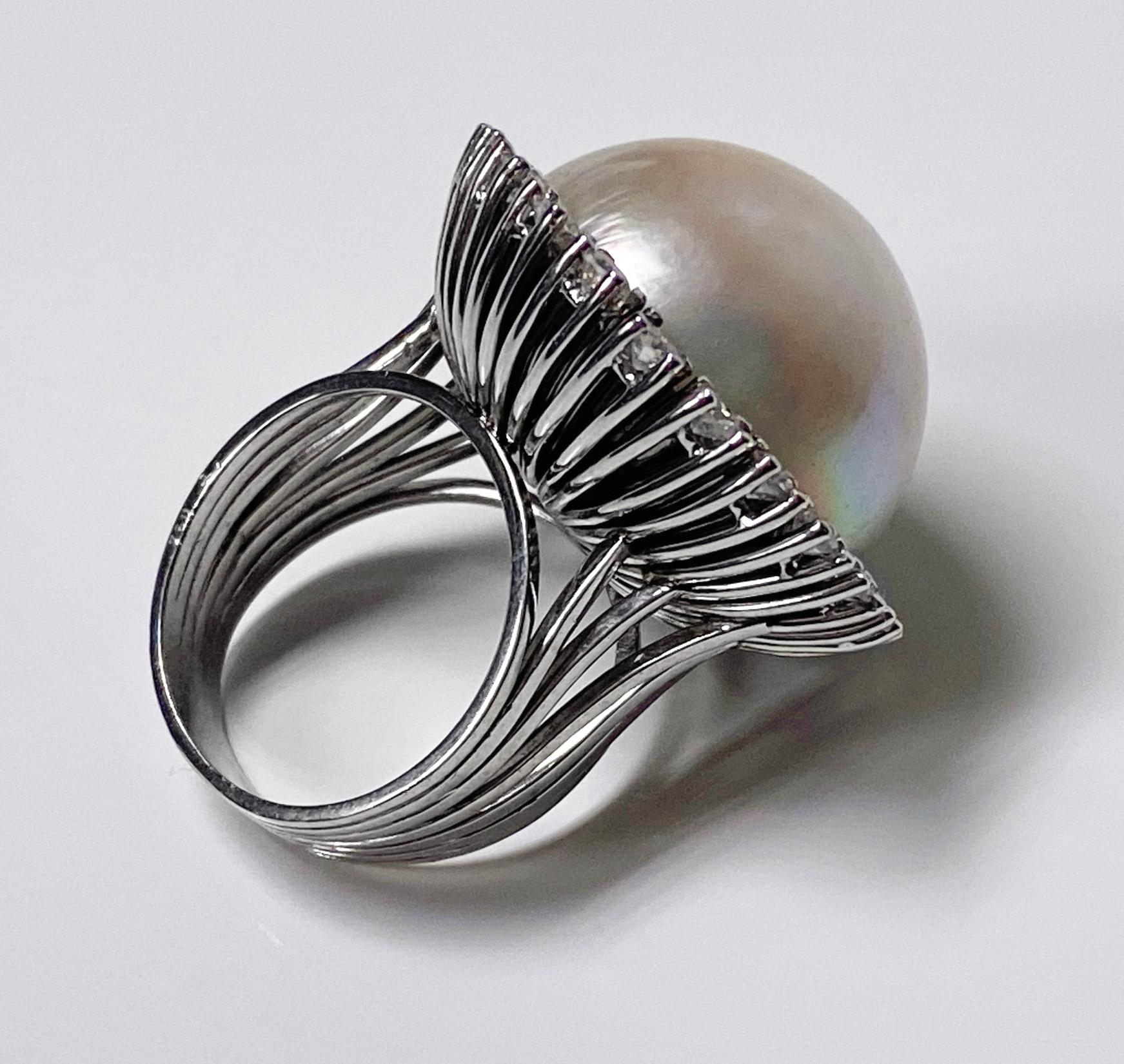 1960er Jahre Französisch 18 Karat Mabe Perle und Diamant-Ring im Zustand „Gut“ in Toronto, ON