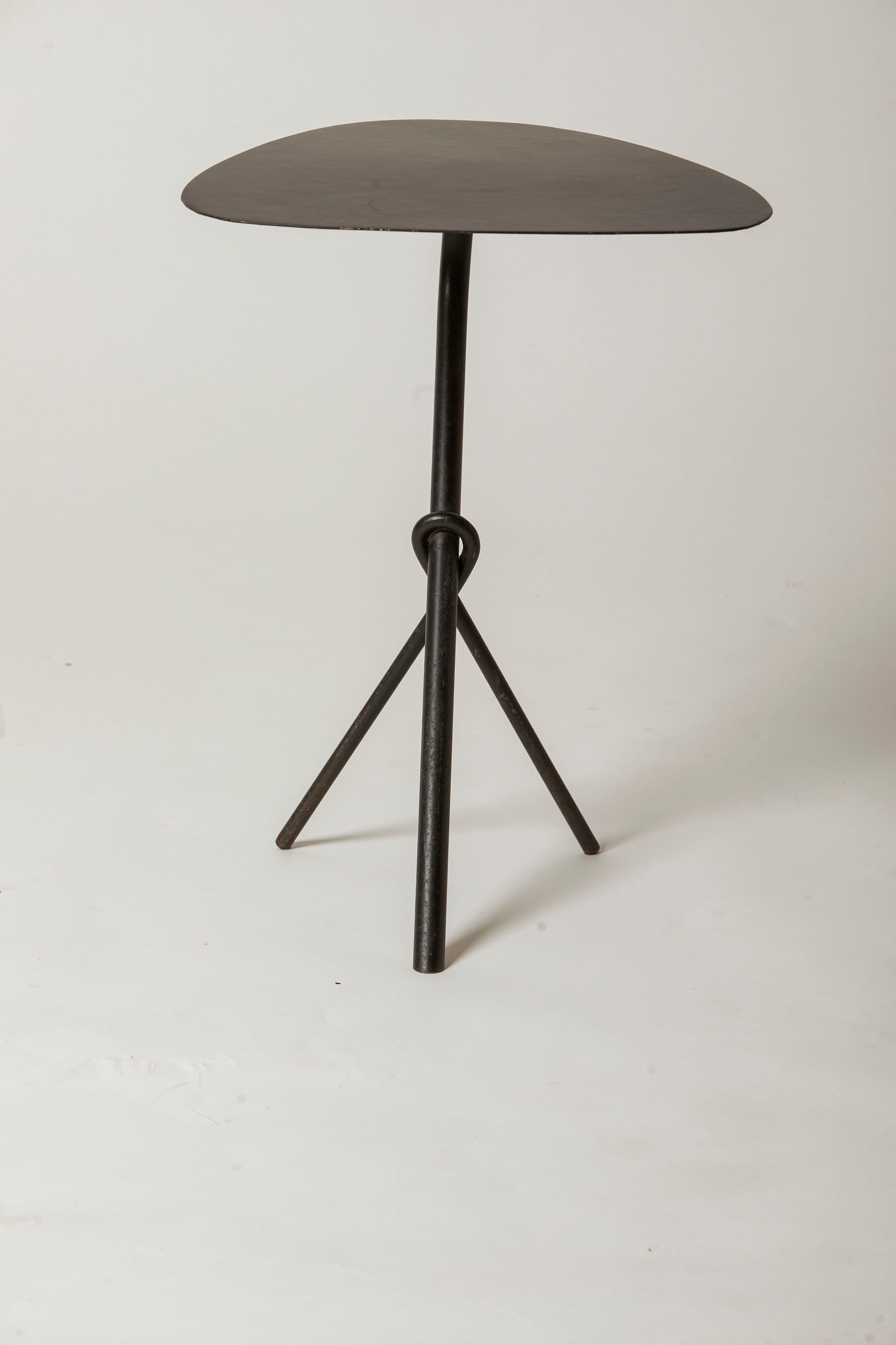 Français Table à Martini en métal noir abstrait français des années 1960  en vente