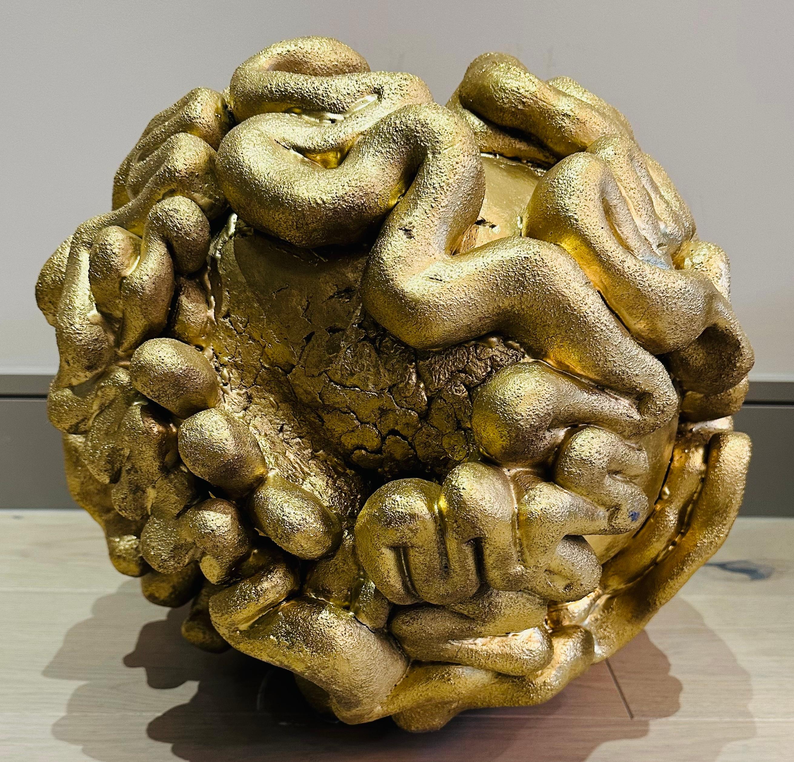 Peint Sculpture circulaire abstraite française des années 1960 en terre cuite dorée Brain, inhabituelle en vente