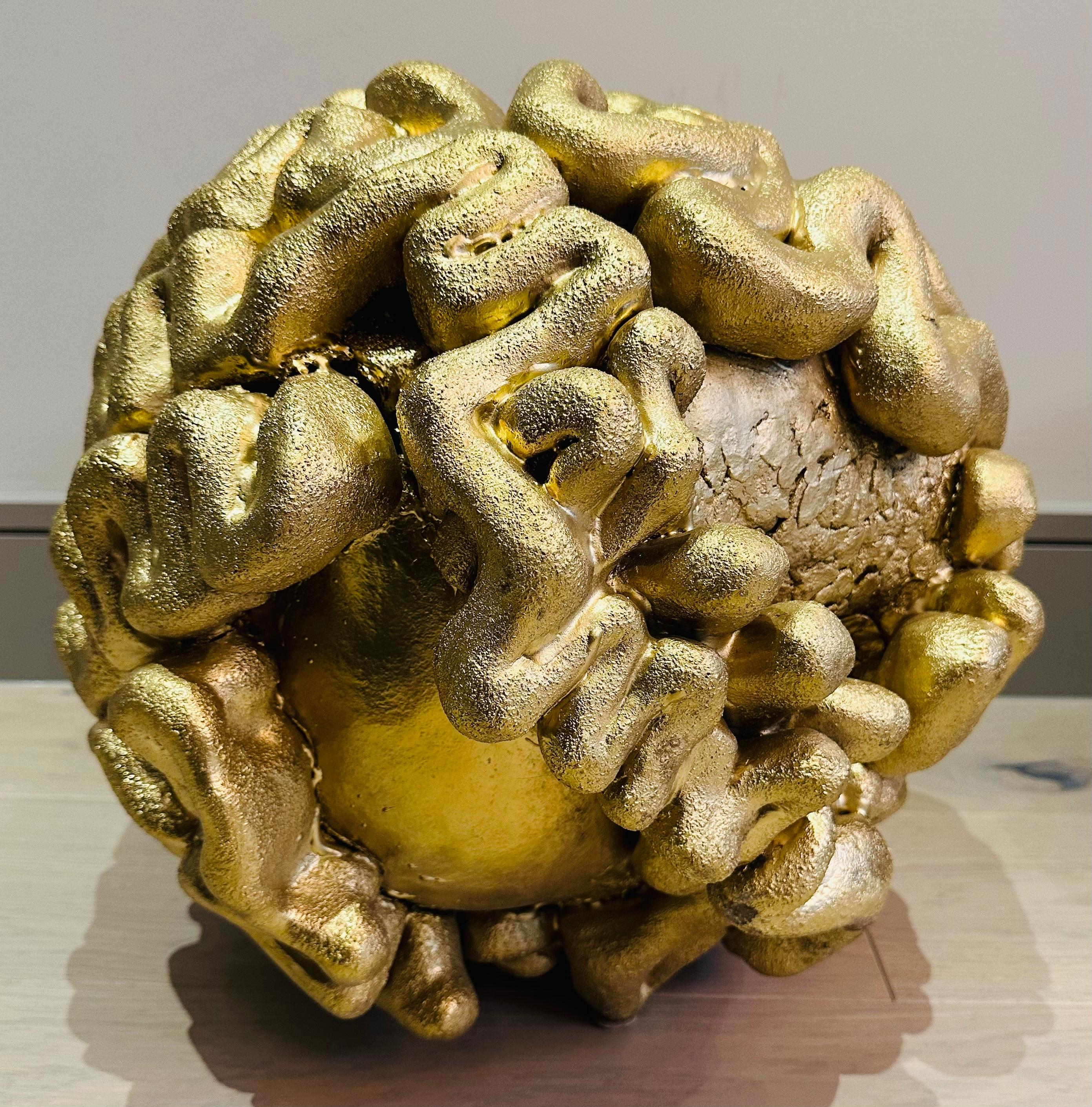 20ième siècle Sculpture circulaire abstraite française des années 1960 en terre cuite dorée Brain, inhabituelle en vente