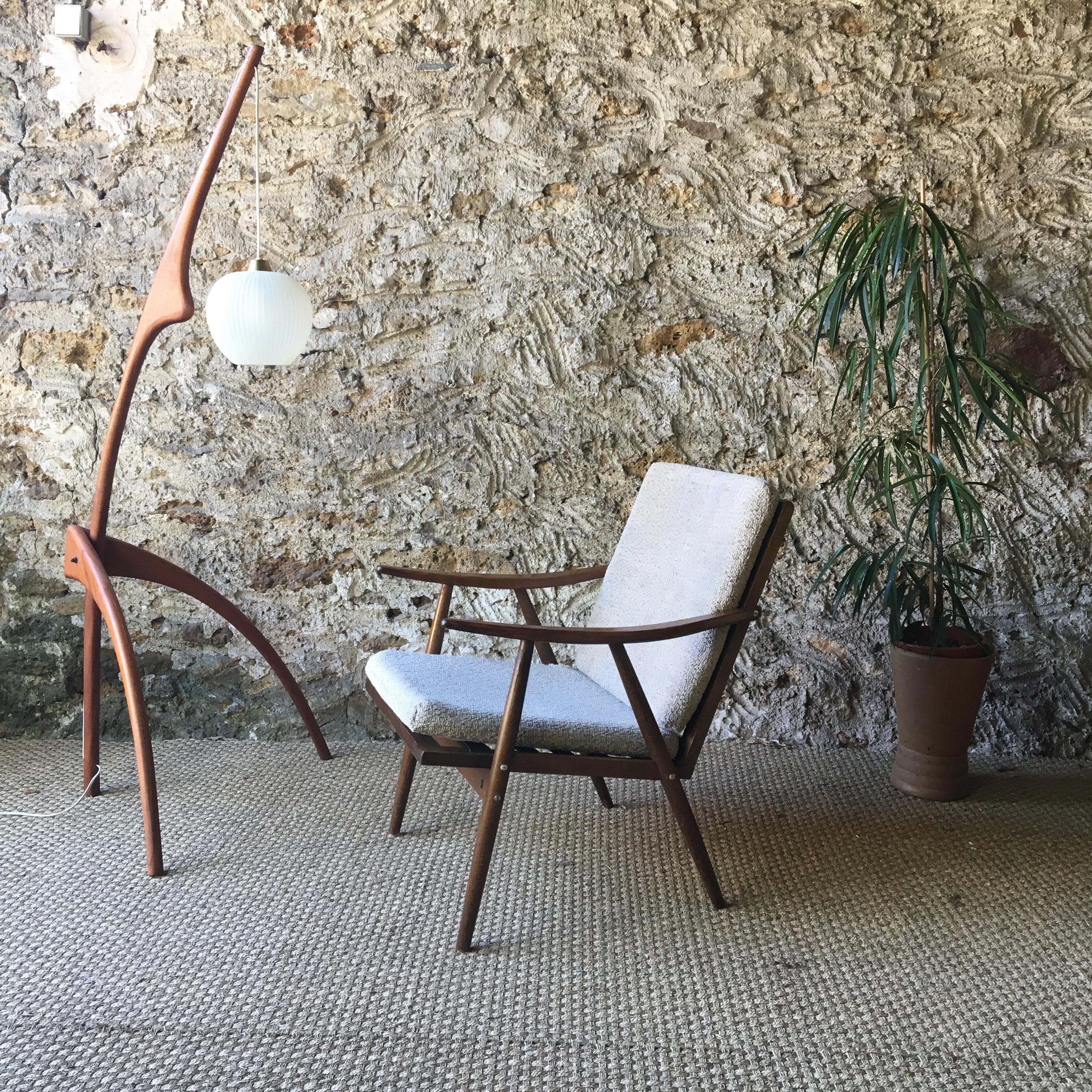 Here is a nice Thonet chair named boomerang. Made in the 1950s.

Aerial design. Beautiful graceful line of armrests.

Light, minimalist design, they fit in any style of decoration.

All is from origin and in good condition. Sand colored