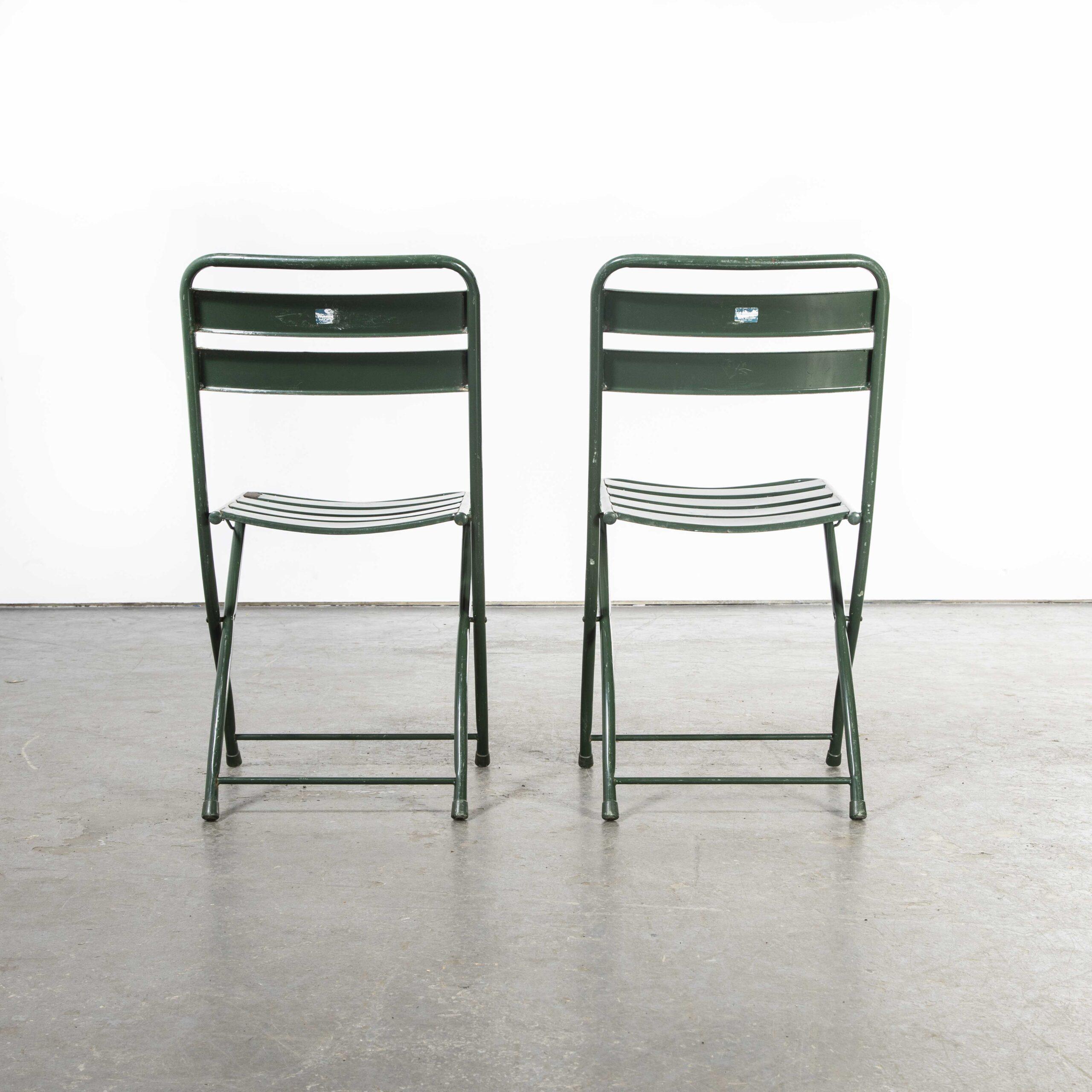 1960's French Army Green Metal Folding Chairs, Pair In Good Condition In Hook, Hampshire