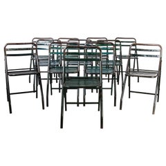 Ensemble de douze chaises pliantes en métal vert de l'armée française des années 1960