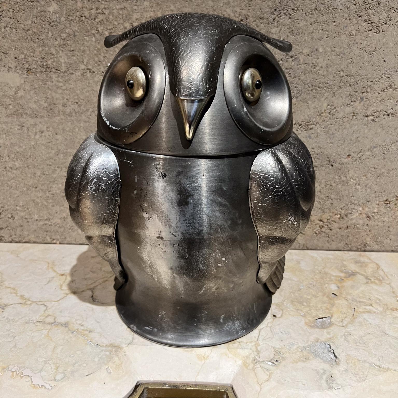 Style French Art Deco Owl Ice Bucket
after designer Mauro Manetti Florence Italy
stamped Hong Kong
Ice bucket 11.75 h x 9.5 w x 9 d
Preowned original vintage
Refer to images listed
