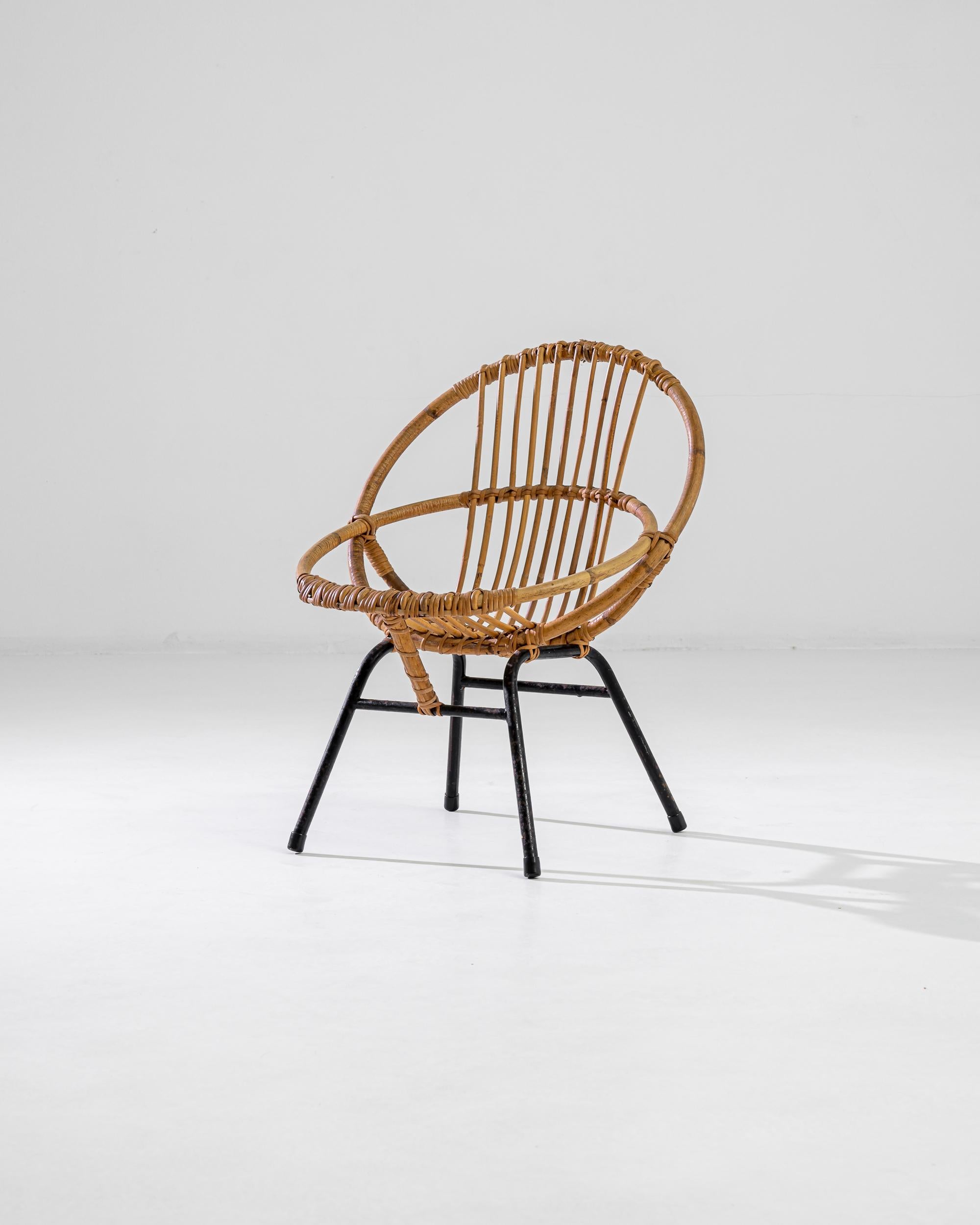 Entdecken Sie den Charme vergangener Eleganz mit unserem French Bamboo Chair aus den 1960er Jahren, einem atemberaubenden Exemplar moderner Finesse aus der Mitte des Jahrhunderts. Dieser fachmännisch aus natürlichem Bambus gefertigte Stuhl verfügt