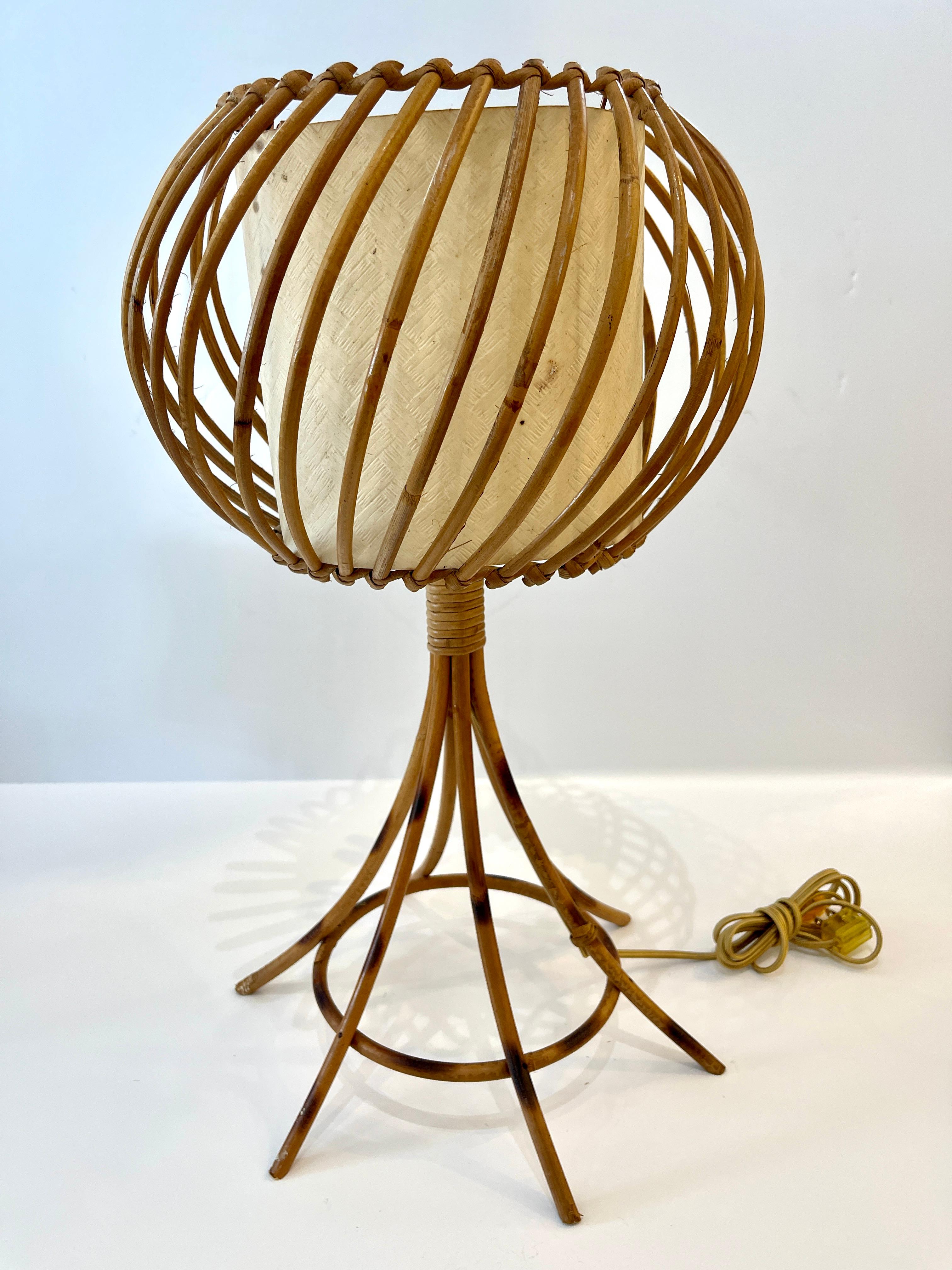 1960s  Lámpara de mesa de ratán y bambú de 22