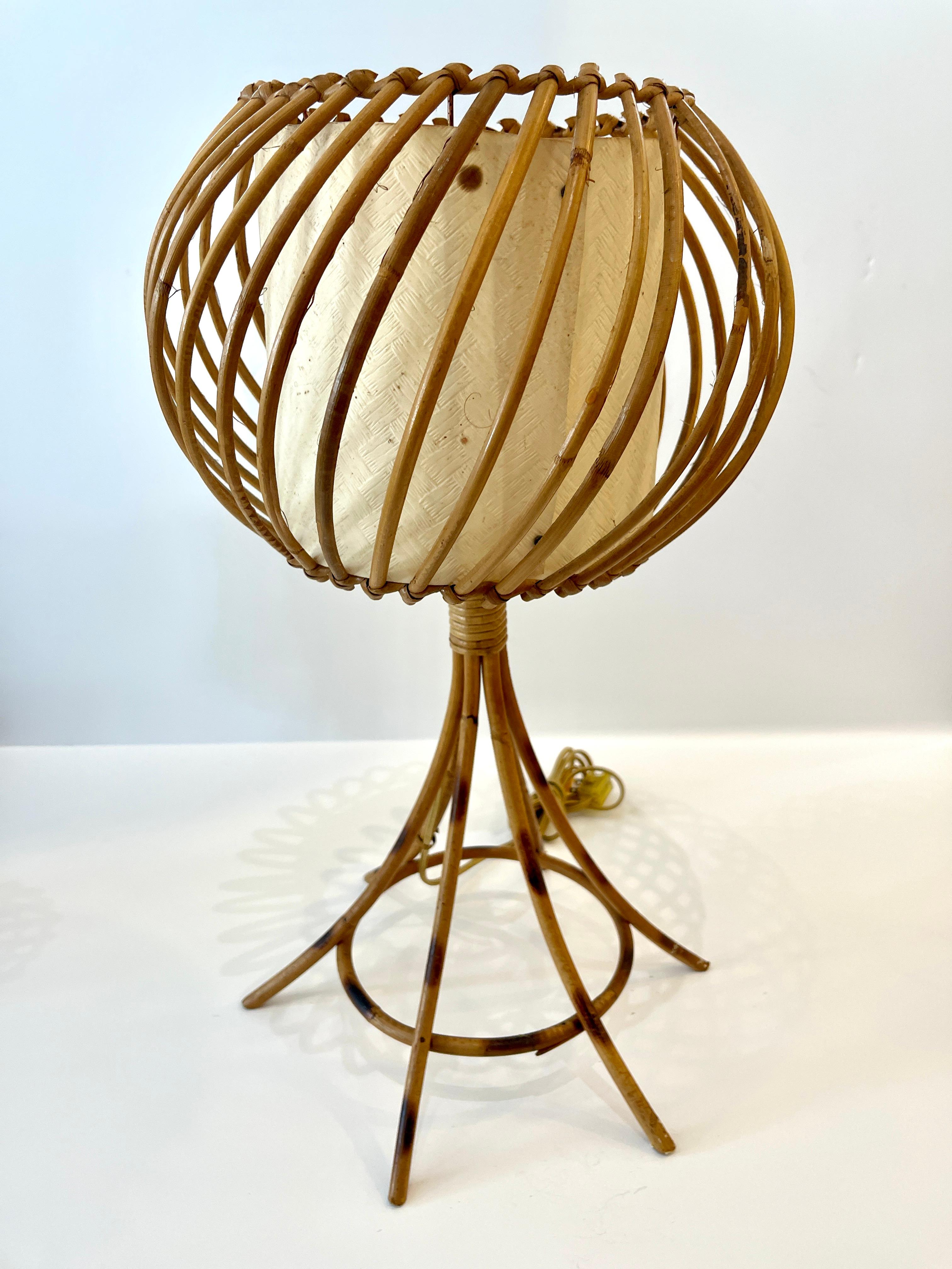Sólo en esta original lámpara de sobremesa fabricada en el sur de Francia por el conocido Louis Sognot en la década de 1960.
Esta lámpara es una de las más grandes que se han creado,  mide 22