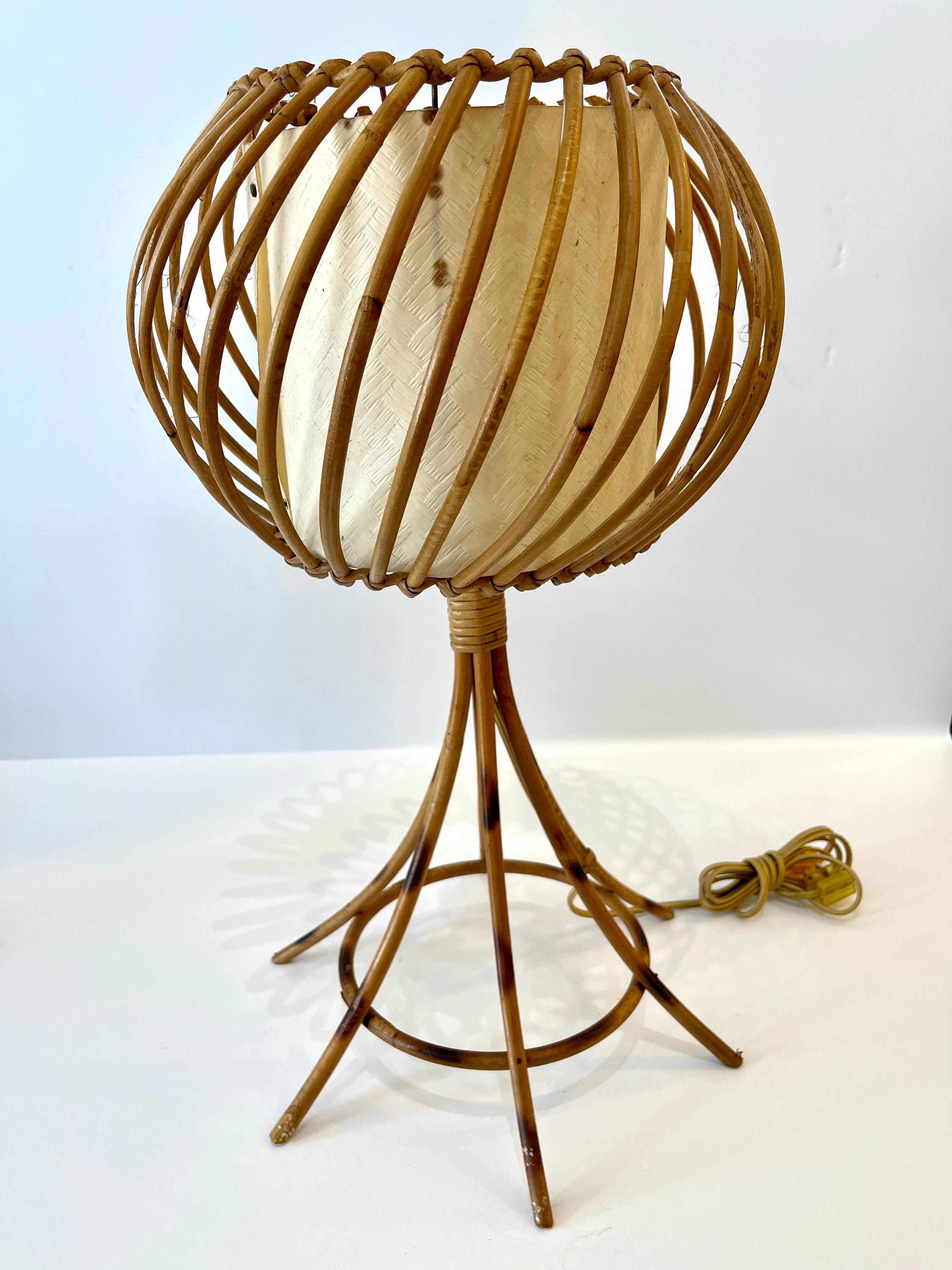 1960s  Lámpara de mesa de ratán y bambú de 22