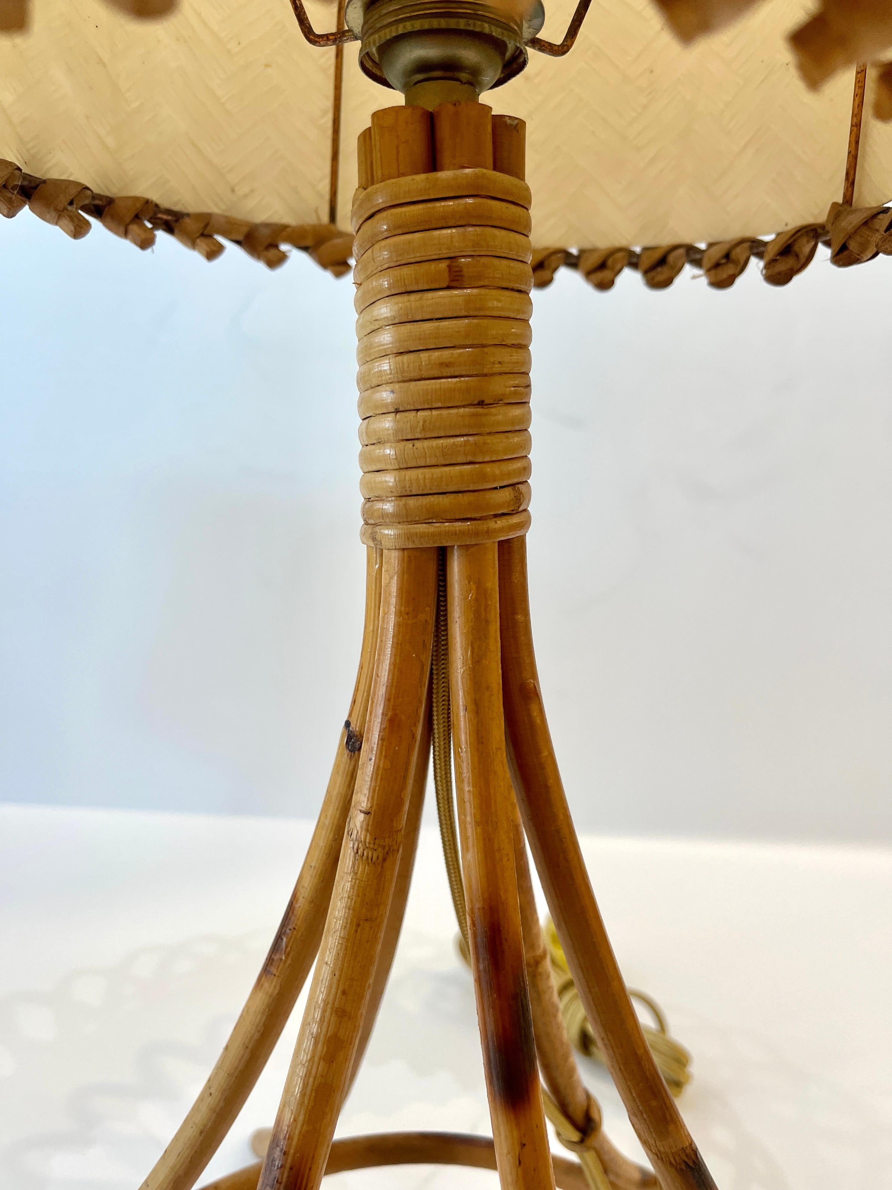 1960s  Lámpara de mesa de ratán y bambú de 22