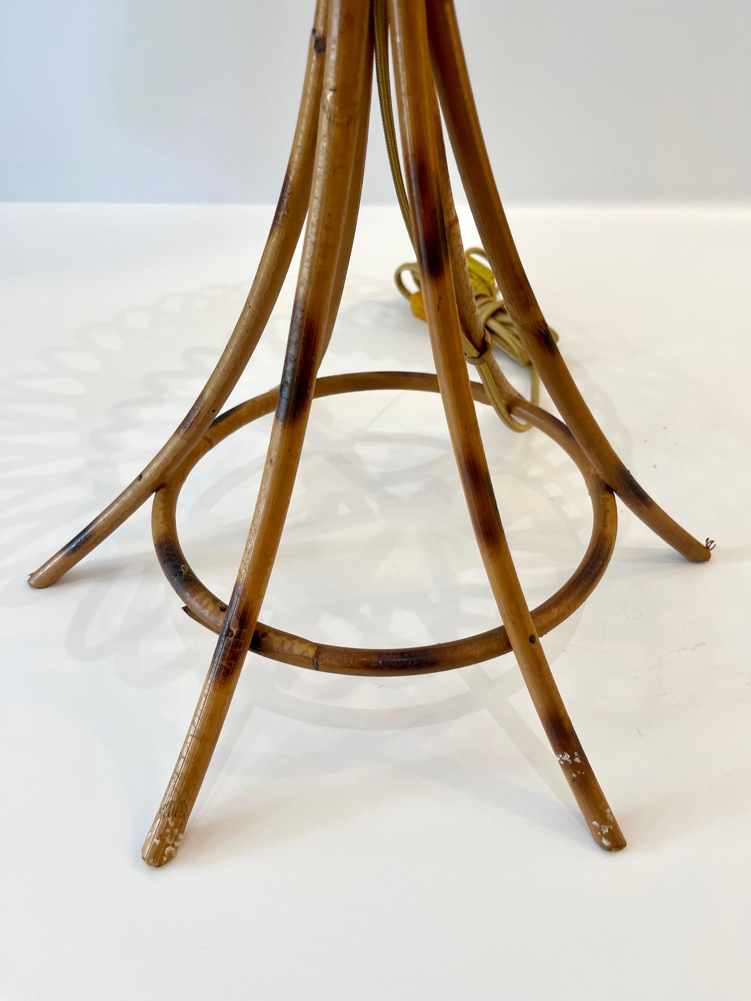 1960s  Lámpara de mesa de ratán y bambú de 22