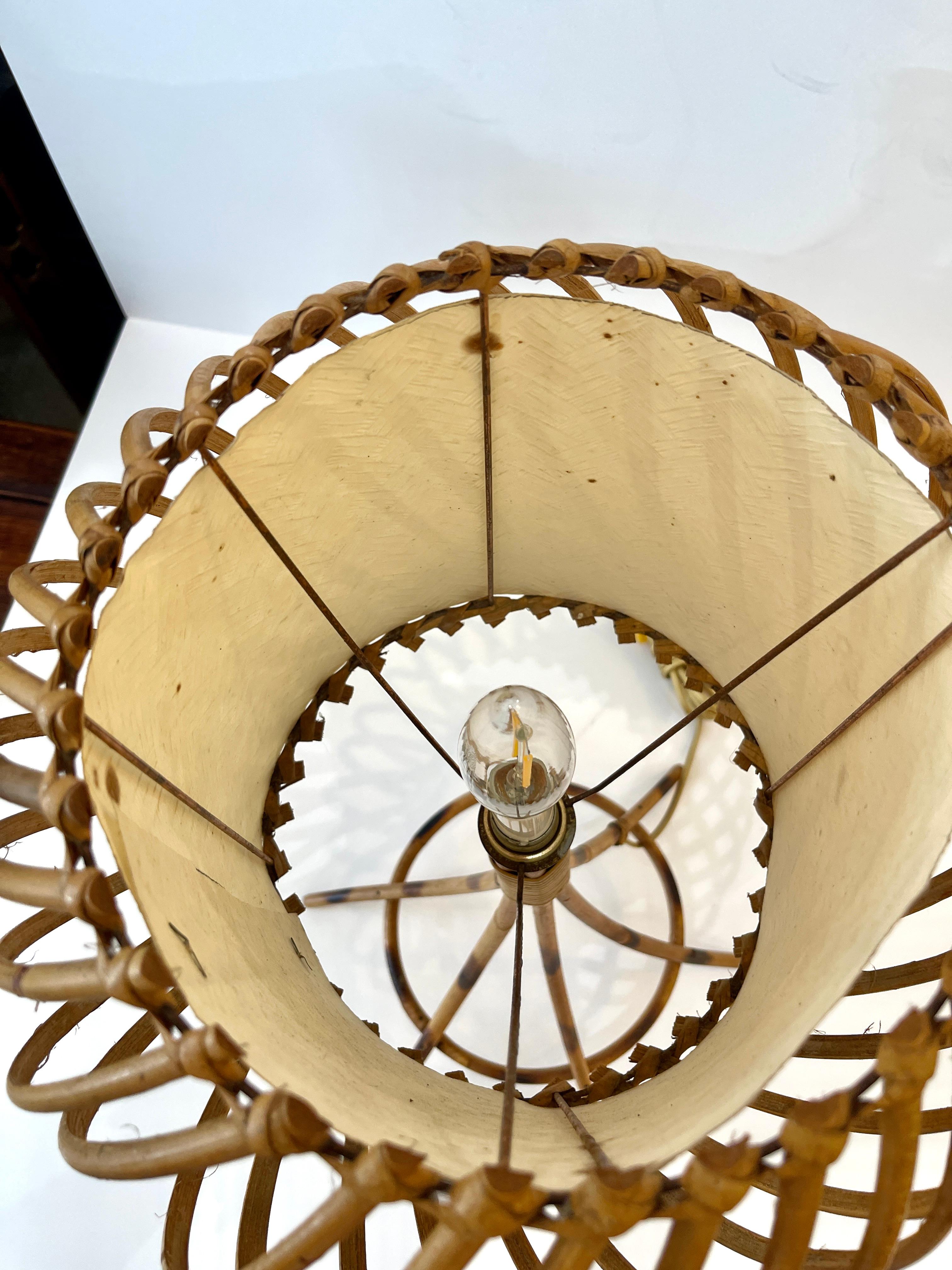 1960s  Lámpara de mesa de ratán y bambú de 22