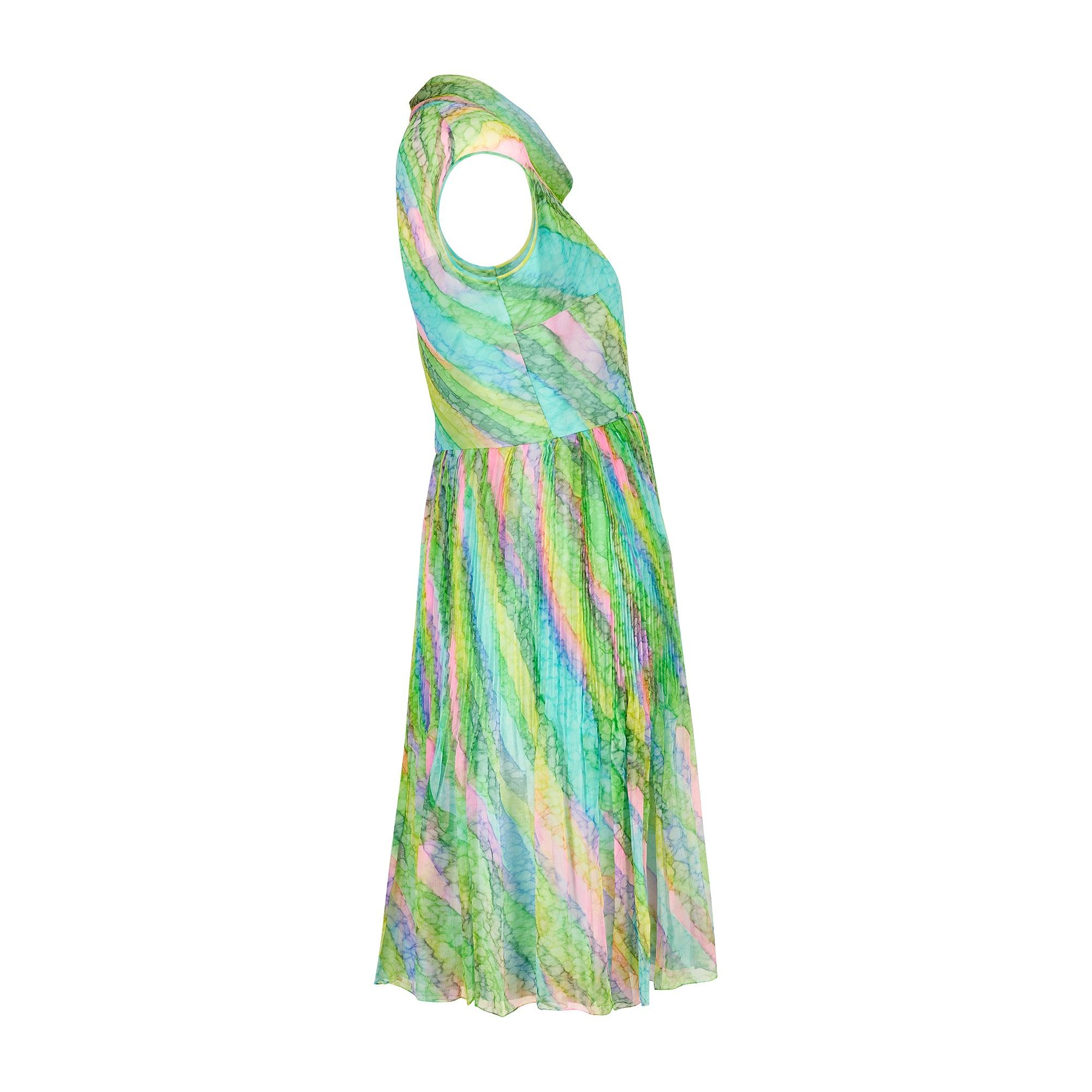 Dieses französische Couture-Kleid wurde in den späten 1960er Jahren entworfen und aus einem mit Aquarellfarben bedruckten Seidenchiffon in Batiktechnik geschneidert. Das Kleid hat ein tailliertes Oberteil mit kleinen Cap-Ärmeln. Der taillierte