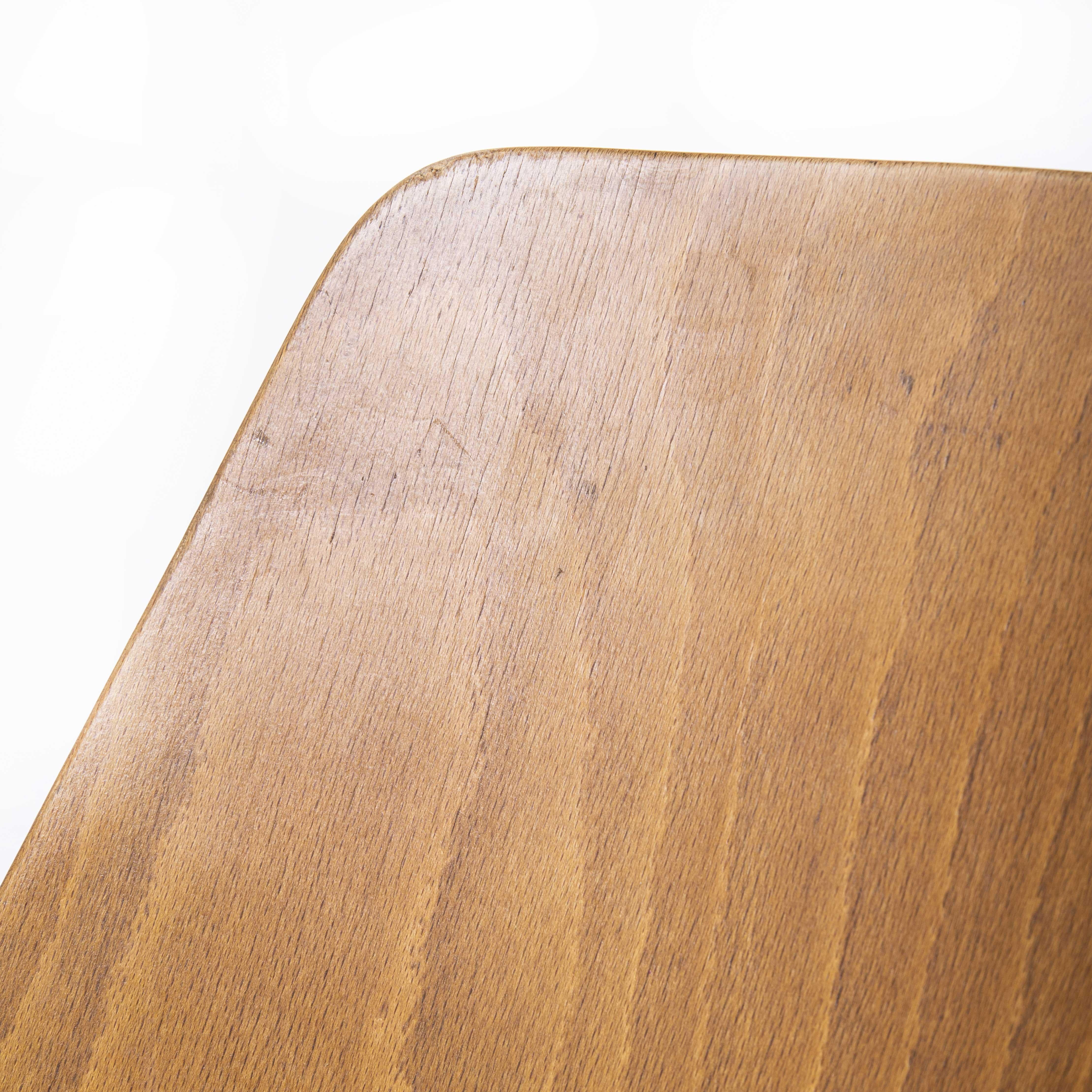 1960’s French Baumann light beech bentwood mondor dining chair – set of six

1960’s French Baumann light beech bentwood mondor dining chair – set of six. Classic beech bistro chair made in France by the maker Joamin Baumann. Baumann is a slightly
