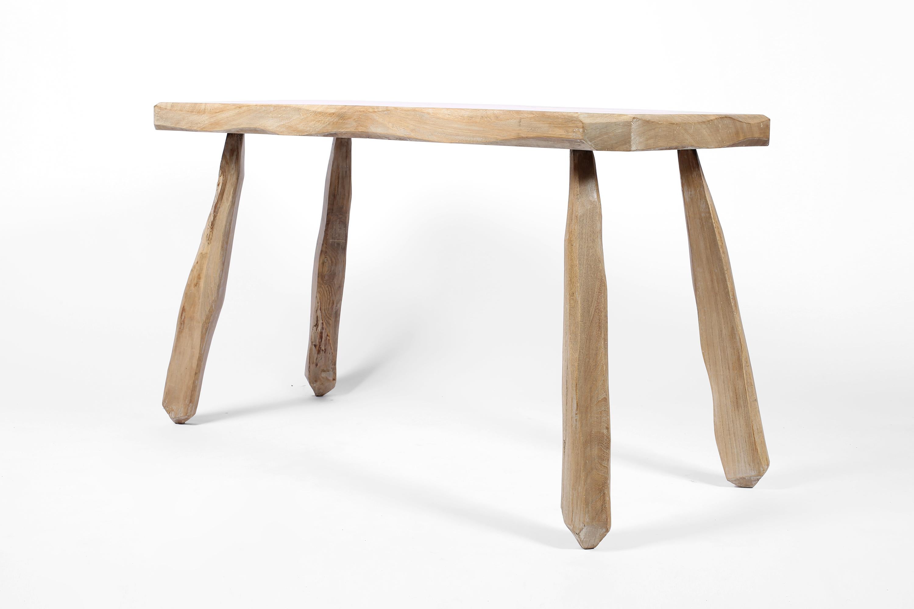 Un bureau brutaliste ou une petite table de salle à manger construite à partir de bois mélangés blanchis. Le plateau en wengé est sculpté et les pieds en orme sont de forme libre. Peut également servir de console ou de table à lampes. Français, c.