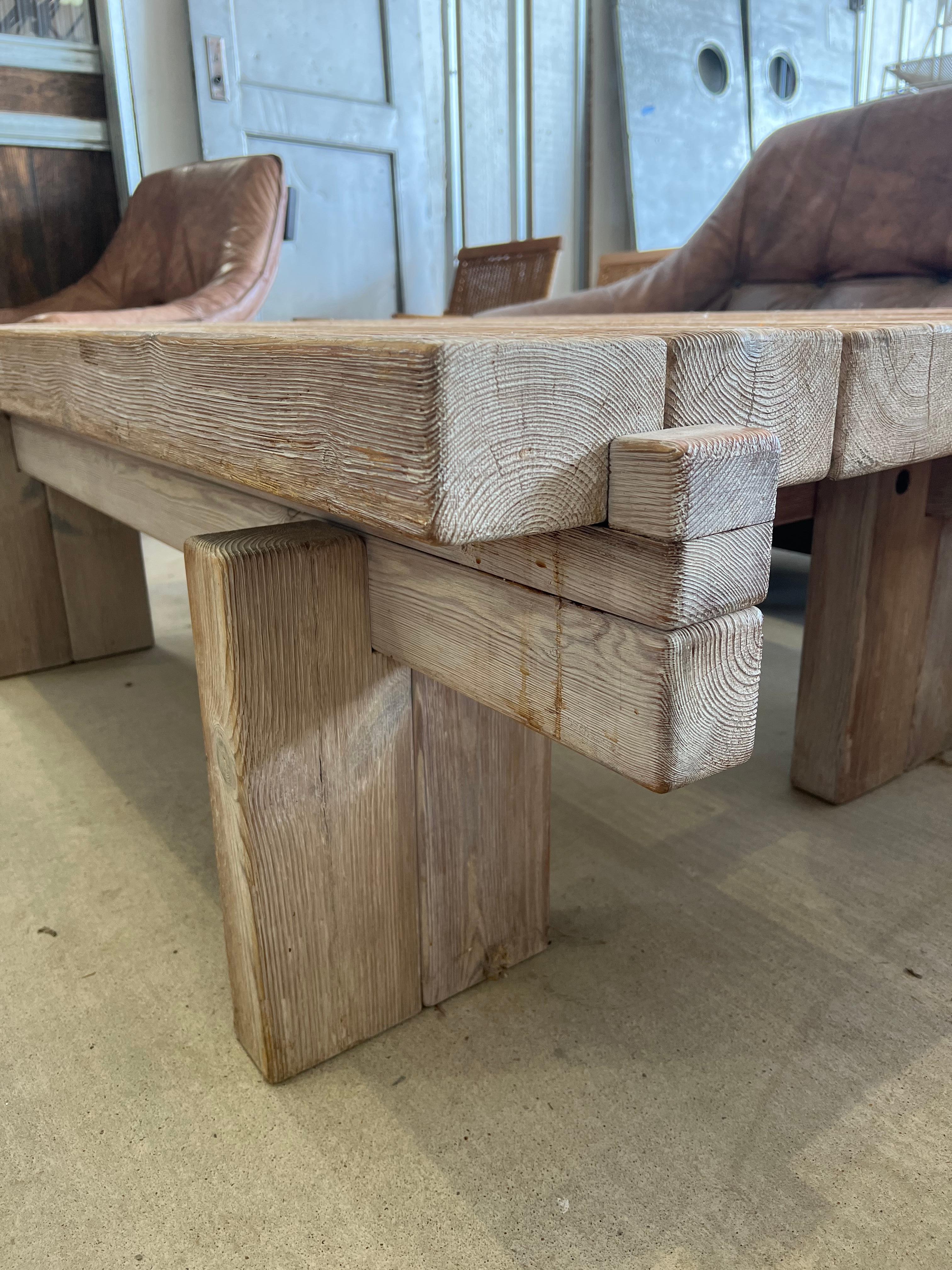 Mesa baja francesa de roble blanqueado de los años 60 mediados del siglo XX en venta
