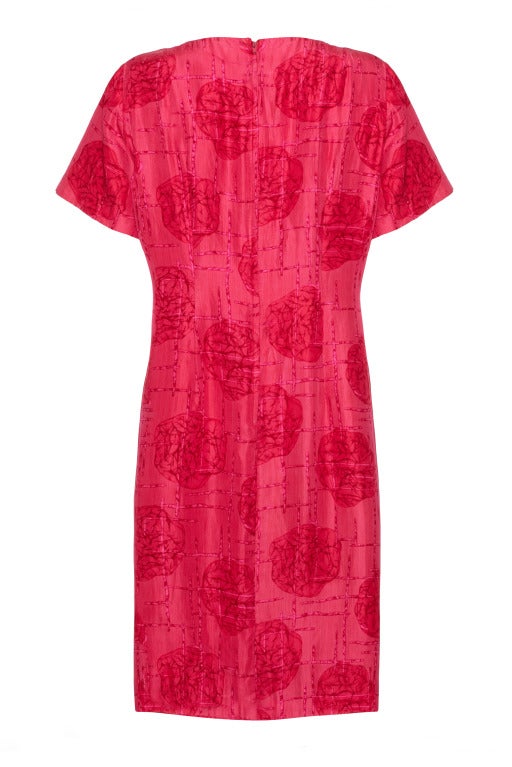 Este vivaz vestido de seda rosa cerusa de manga corta de los años 60 es de la marca parisina Jacques y está en excelente estado vintage, sin ningún problema. El vestido tiene un largo que va de la rodilla a media pantorrilla, mangas cortas de 1/4,