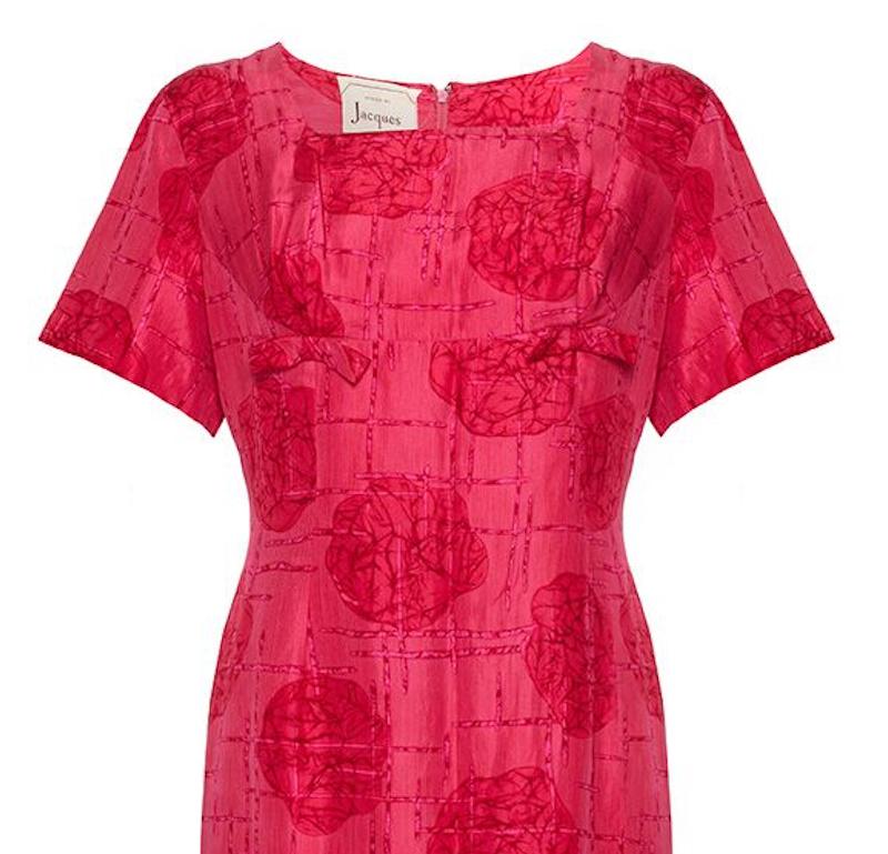 Vestido con estampado de rosas de seda de los años 60 de la Boutique francesa Jacques Cerise Rojo en venta