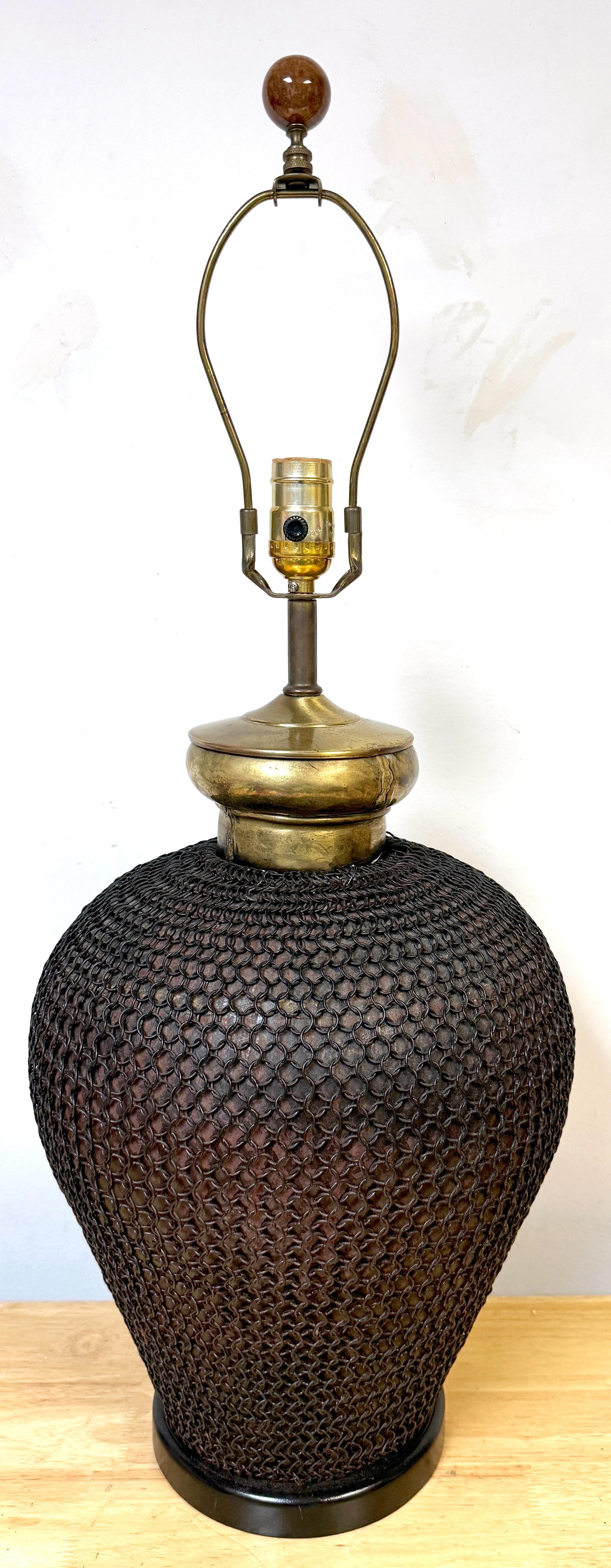 Urne de lampe en cotte de mailles en laiton et métal des années 1960 

Cette lampe en forme d'urne en laiton et en cotte de mailles, datant des années 1960, offre un mélange unique d'art et de design. Cette lampe mesure 30 pouces de haut jusqu'au
