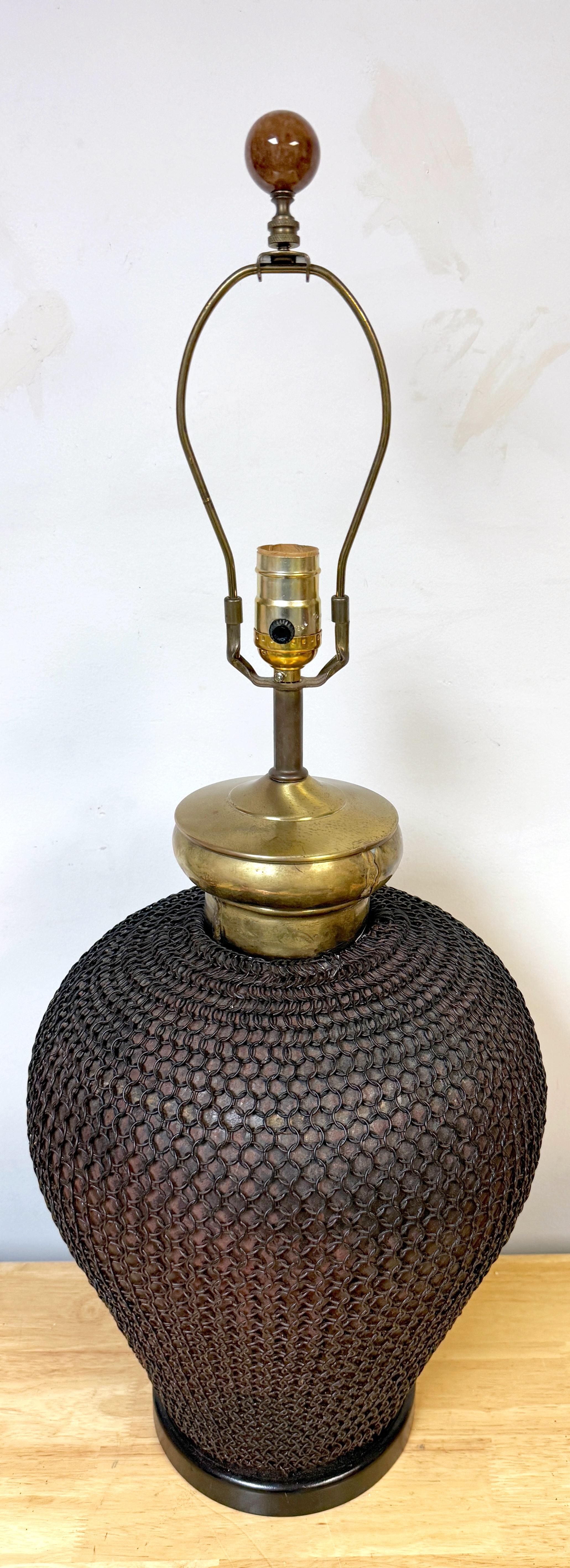 Français Urne de lampe en cotte de mailles en laiton et métal des années 1960 en vente