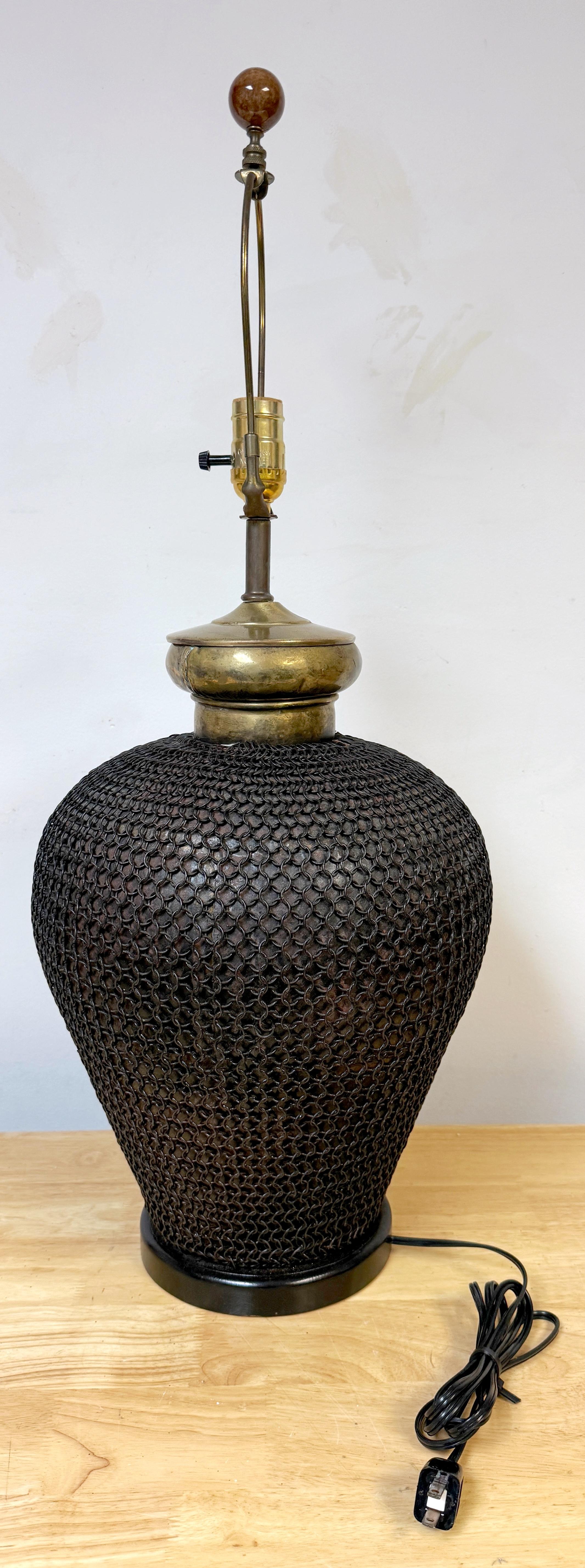 Tissage Urne de lampe en cotte de mailles en laiton et métal des années 1960 en vente