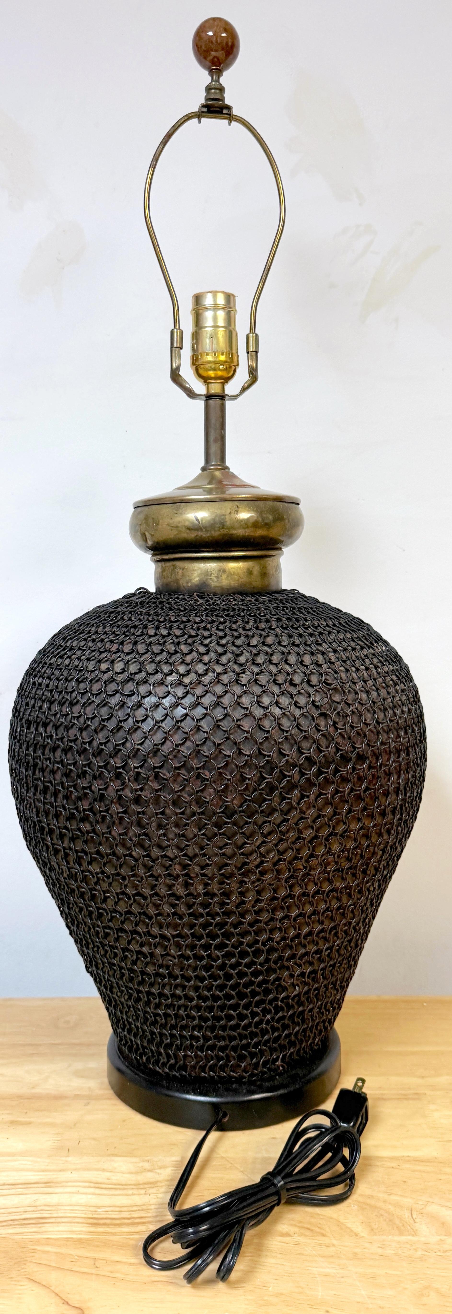 Urne de lampe en cotte de mailles en laiton et métal des années 1960 Bon état - En vente à West Palm Beach, FL
