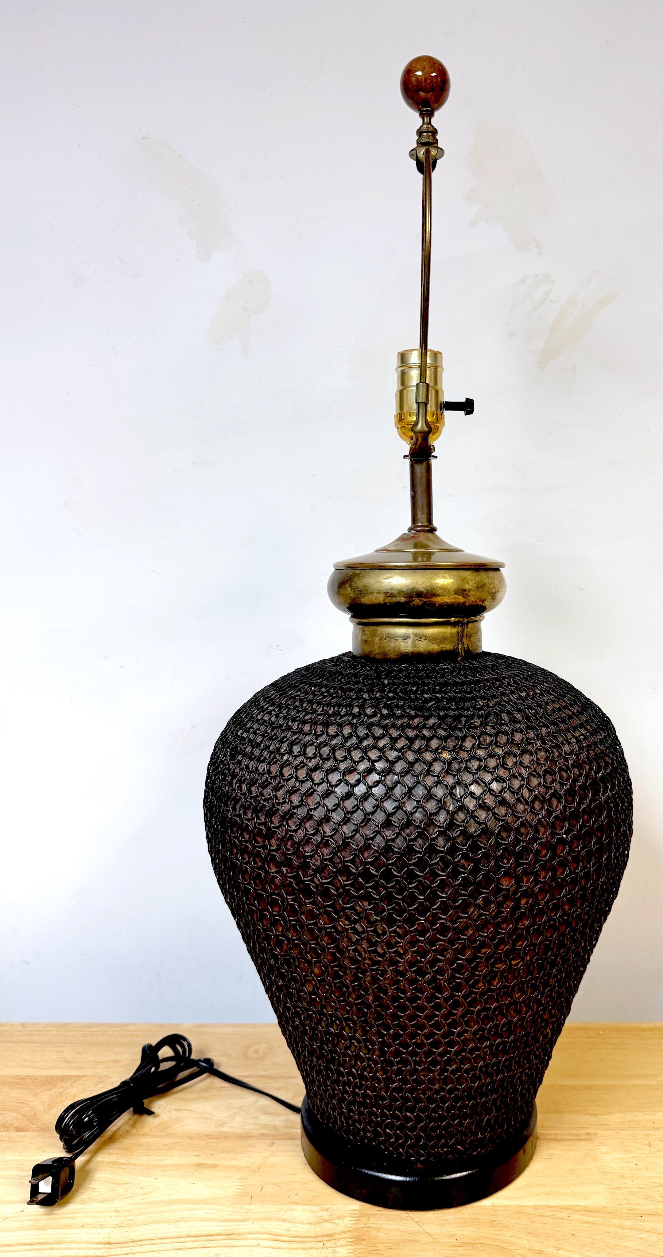 20ième siècle Urne de lampe en cotte de mailles en laiton et métal des années 1960 en vente