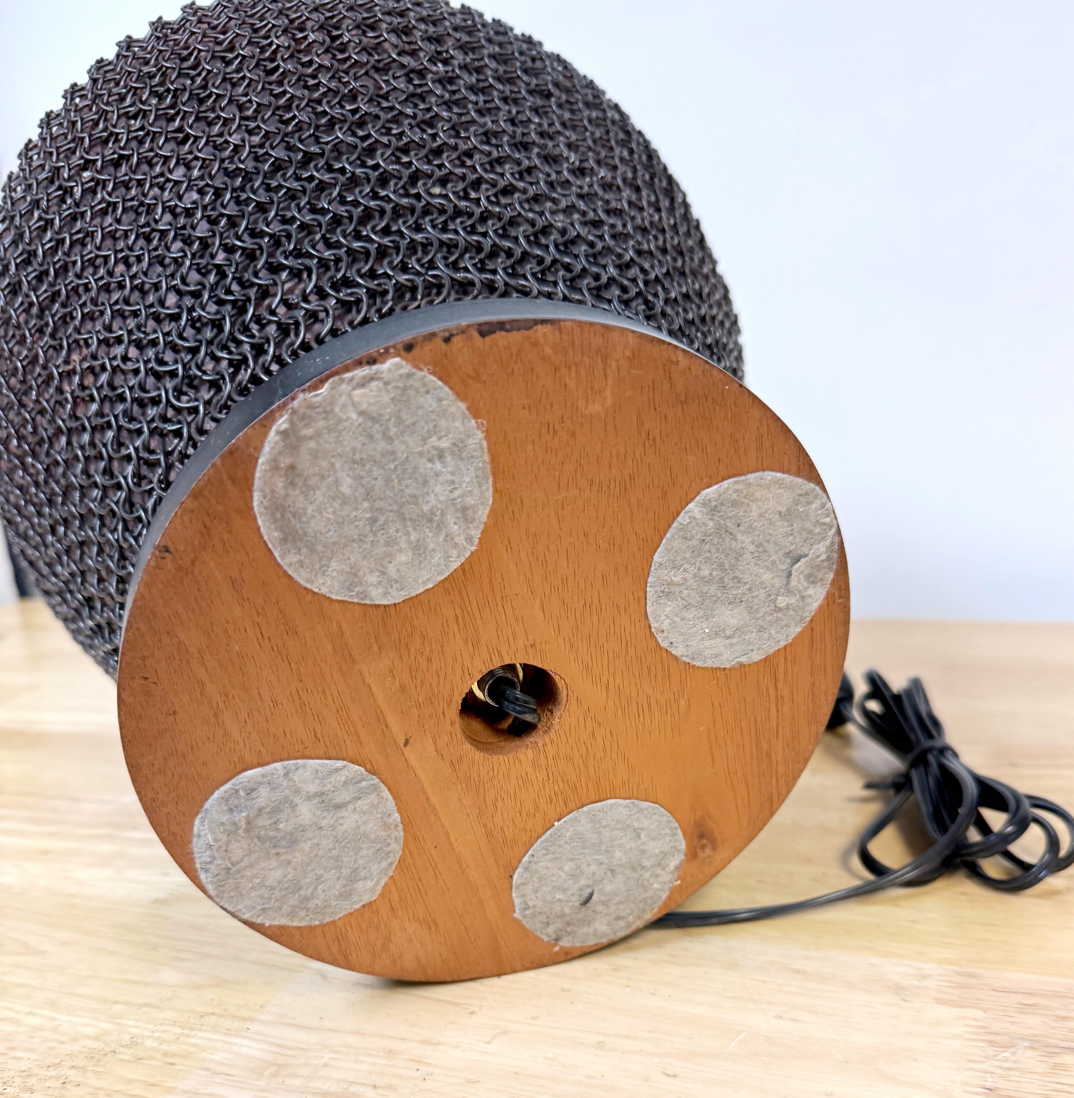 Métal Urne de lampe en cotte de mailles en laiton et métal des années 1960 en vente