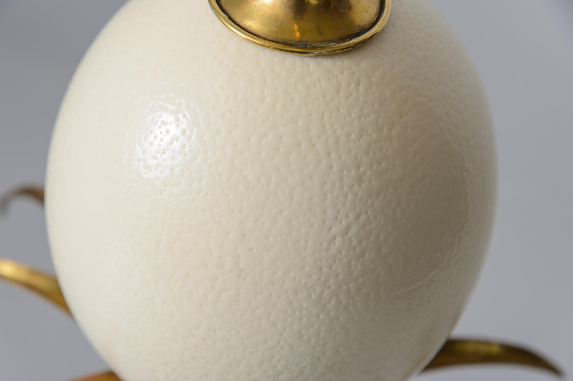 Lampada francese degli anni '60 in ottone e uova di struzzo attribuita alla Maison Charles in vendita 1