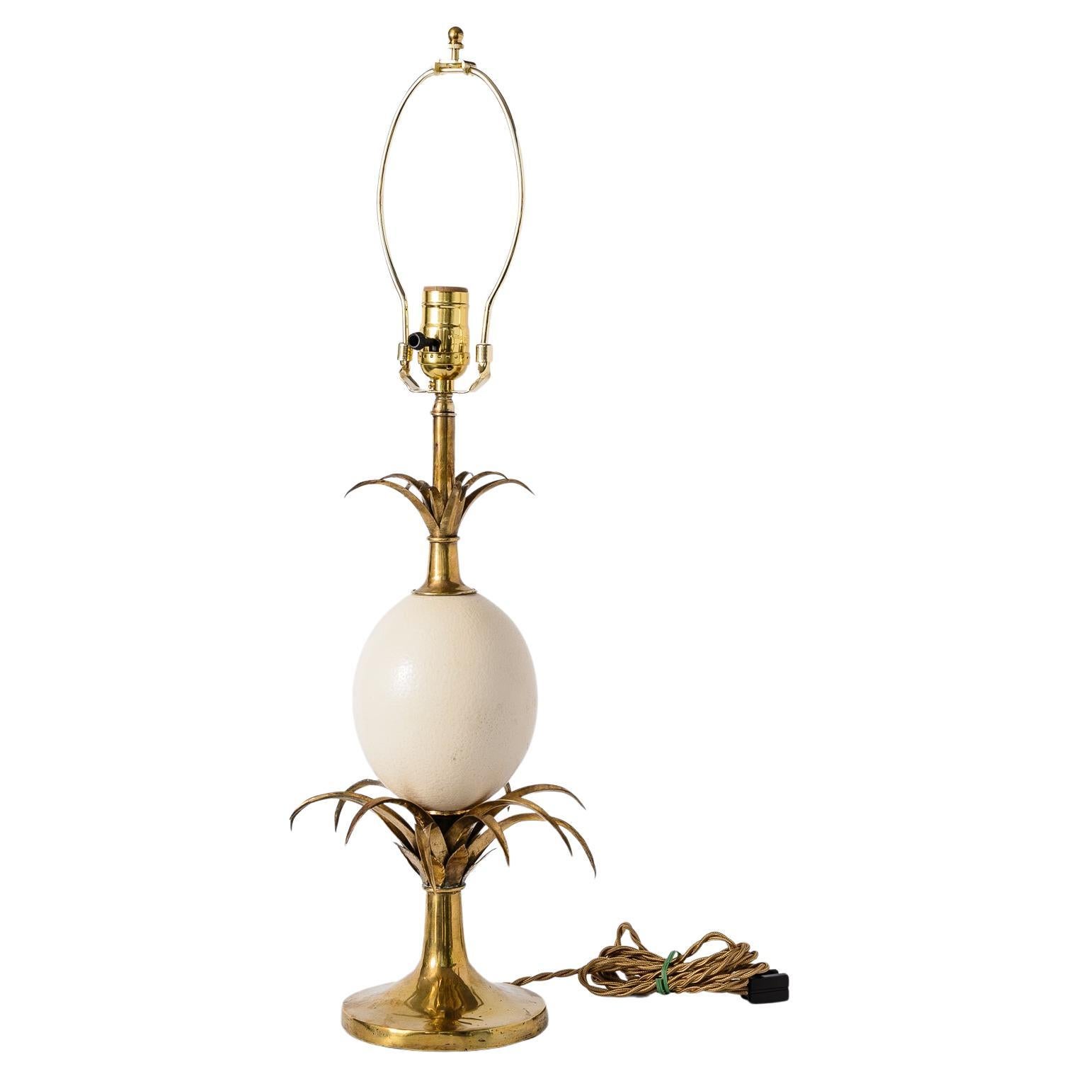 Appena arrivata, questa lampada francese in ottone e uova di struzzo degli anni '60 attribuita alla Maison Charles.
Recentemente è stata ricablata secondo gli standard europei e statunitensi.
Tutto l'hardware nuovo
Condizioni vintage molto buone,