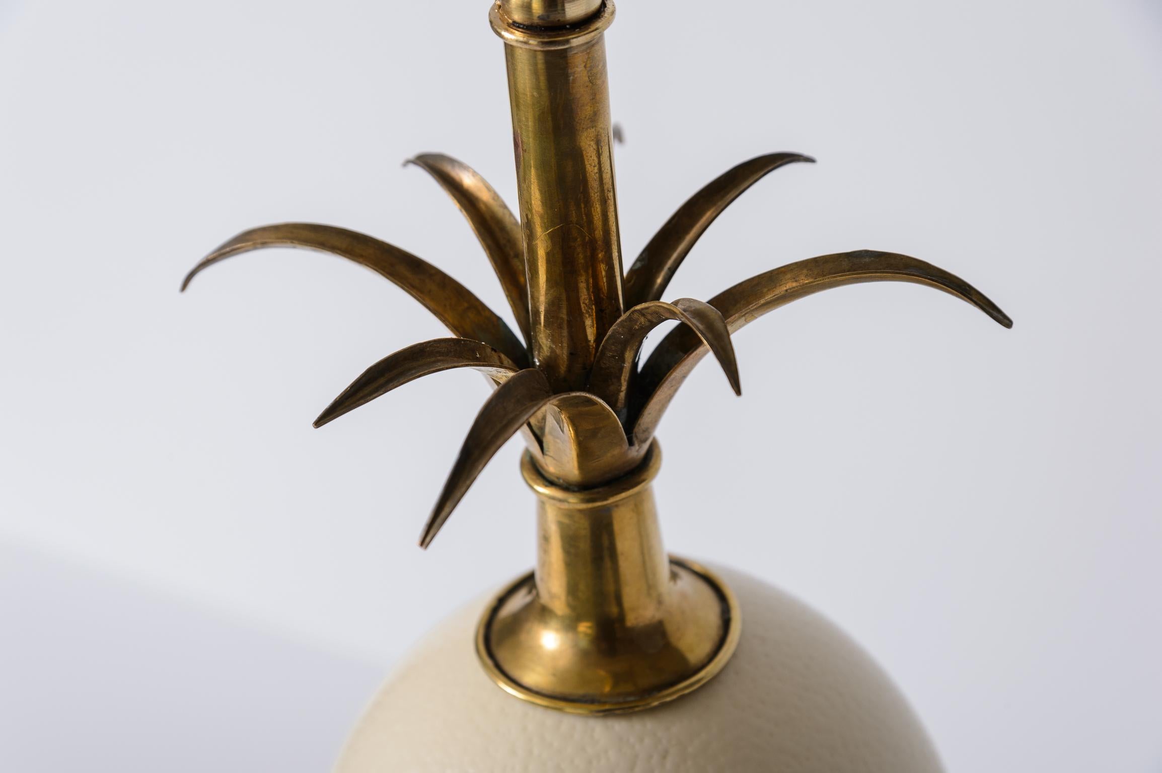 Mid-Century moderno Lampada francese degli anni '60 in ottone e uova di struzzo attribuita alla Maison Charles in vendita