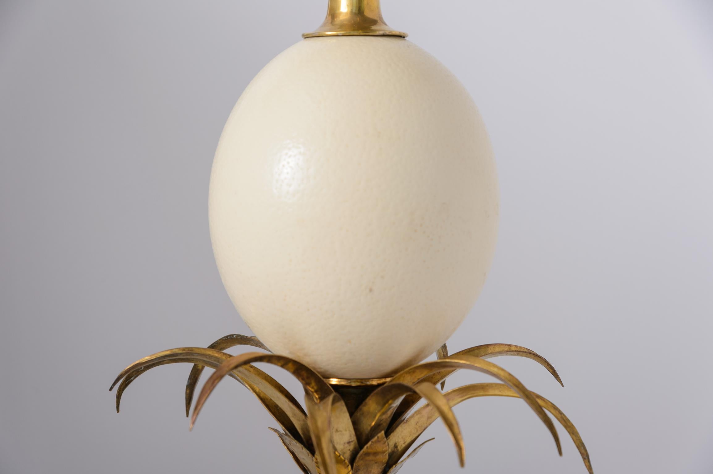 Francese Lampada francese degli anni '60 in ottone e uova di struzzo attribuita alla Maison Charles in vendita