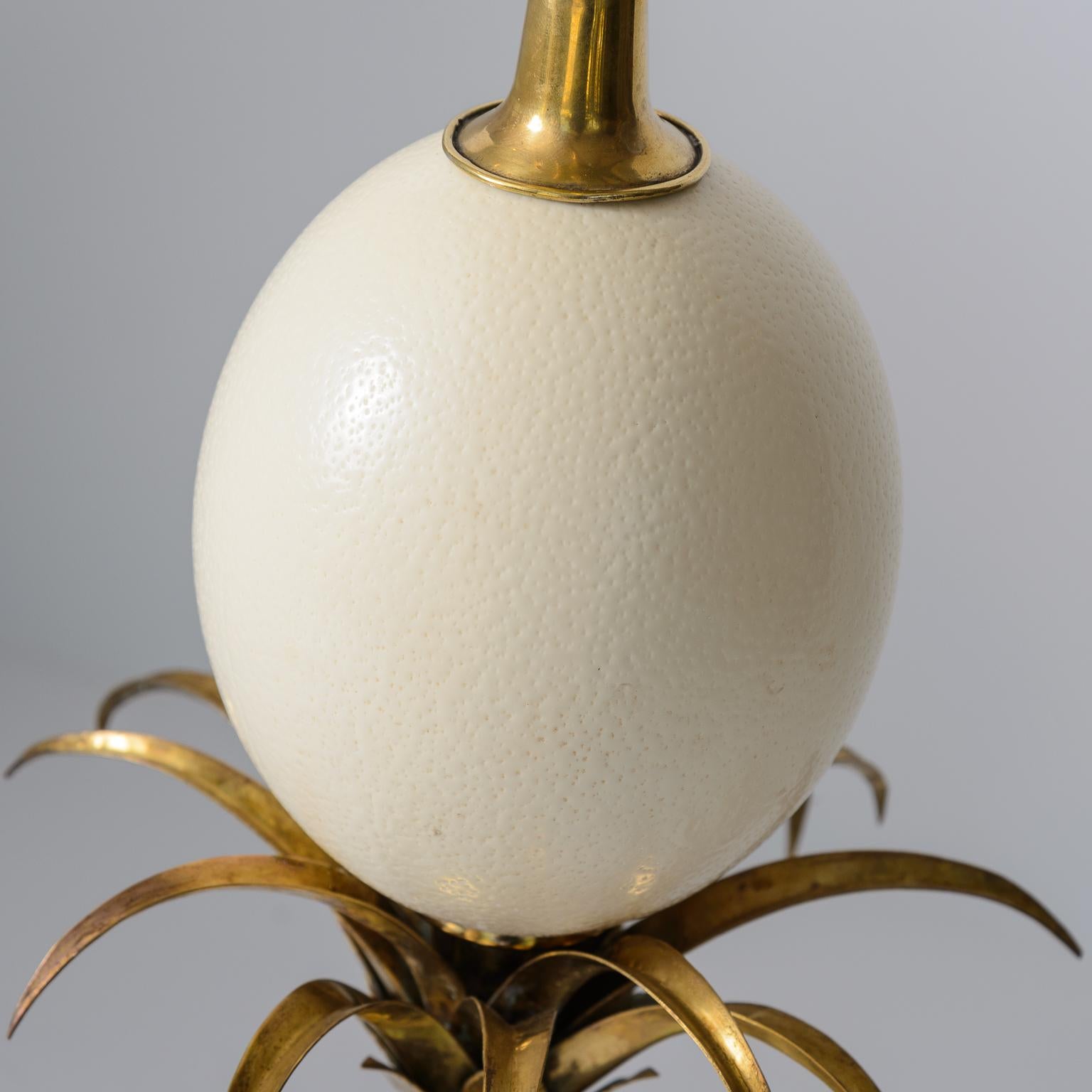 Fatto a mano Lampada francese degli anni '60 in ottone e uova di struzzo attribuita alla Maison Charles in vendita