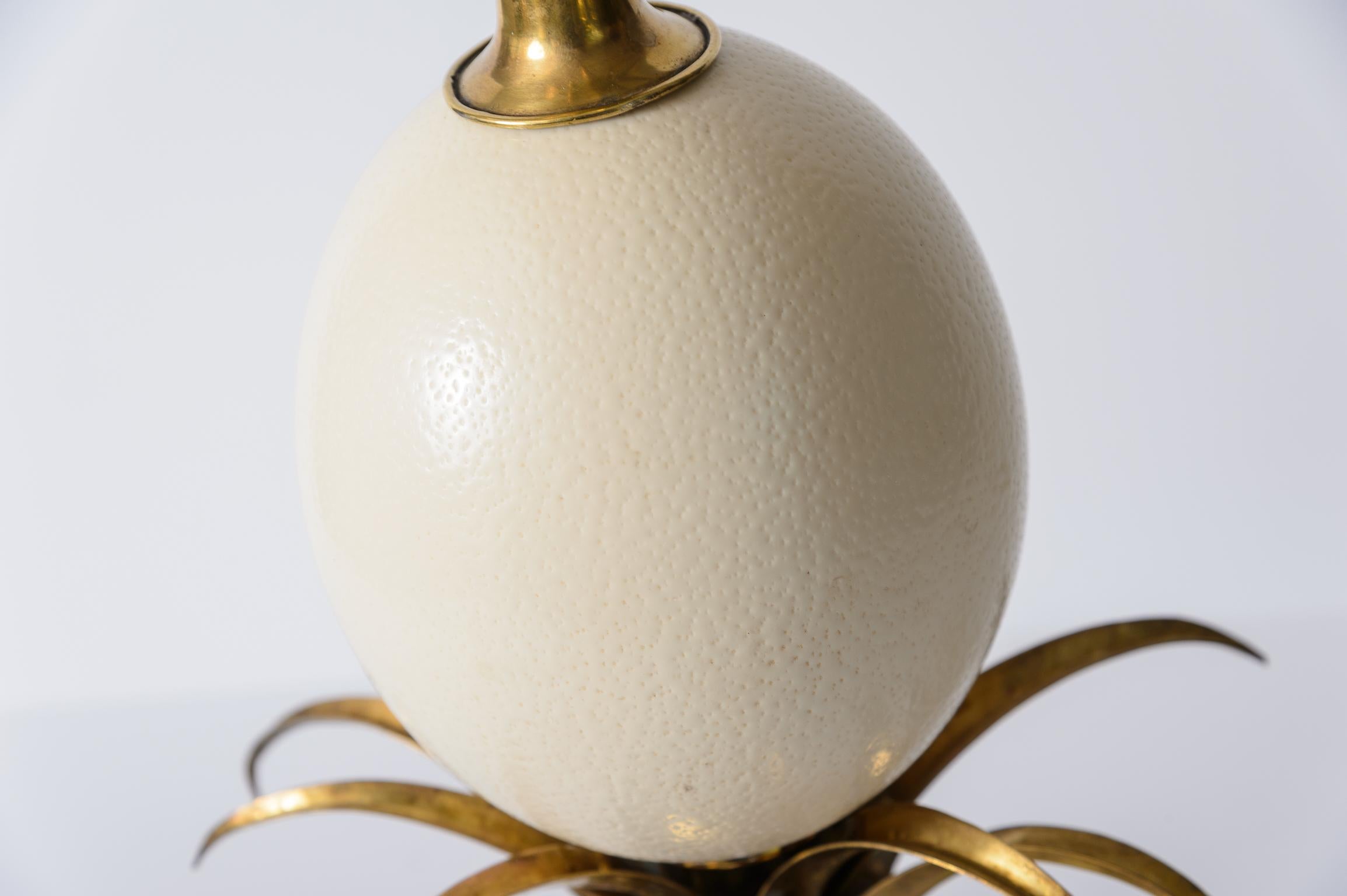 Metà XX secolo Lampada francese degli anni '60 in ottone e uova di struzzo attribuita alla Maison Charles in vendita