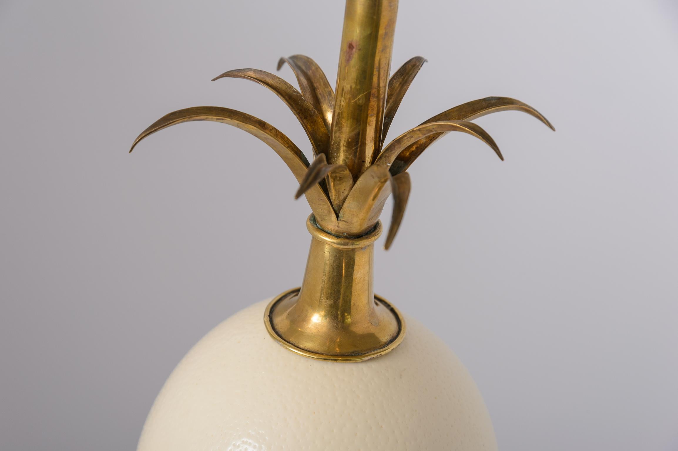 Ottone Lampada francese degli anni '60 in ottone e uova di struzzo attribuita alla Maison Charles in vendita