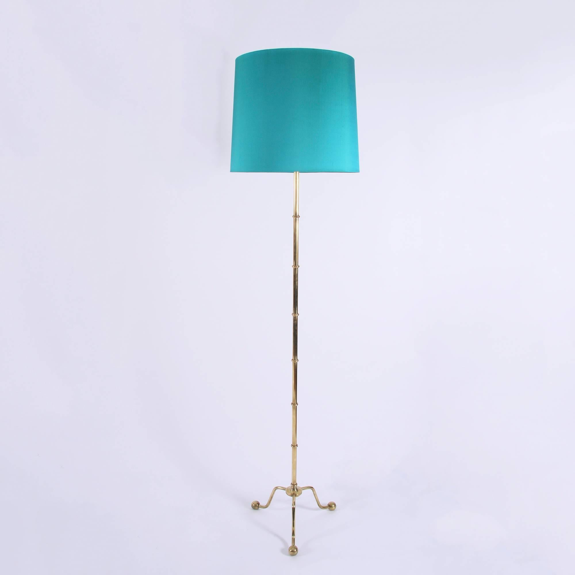 A tall sectioned brass floor lamp on a triform base with ball feet, French, circa 1960.

Pictured with handmade, silk shade. 

Re-wired and PAT tested.

Height is to top of light fitting.

   