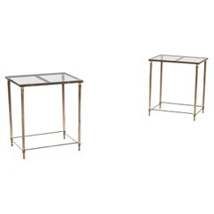 Paire de tables françaises en laiton des années 1960 avec plateaux en verre