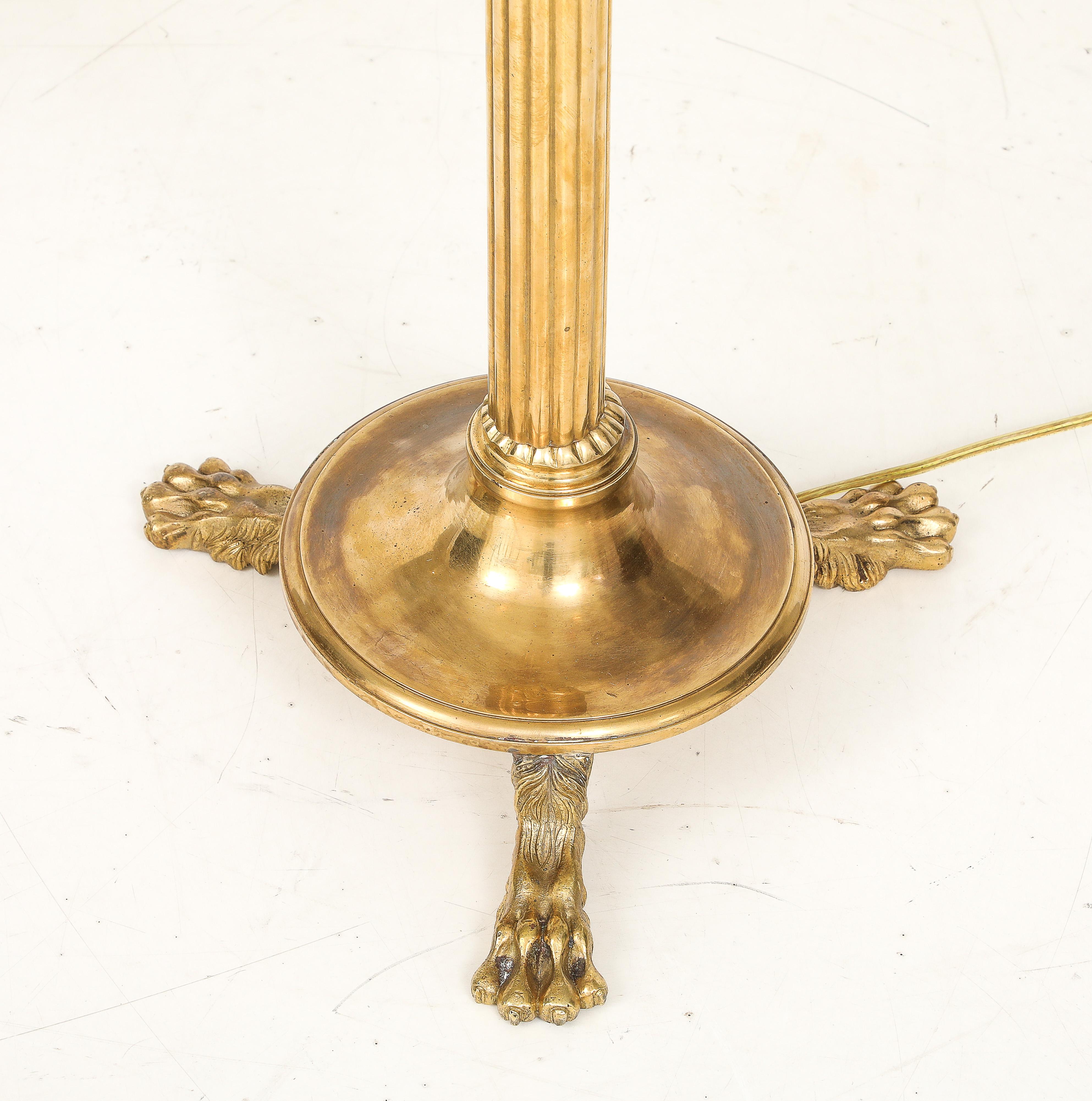 Lampada da terra francese a treppiede in ottone degli anni '60 in vendita 3