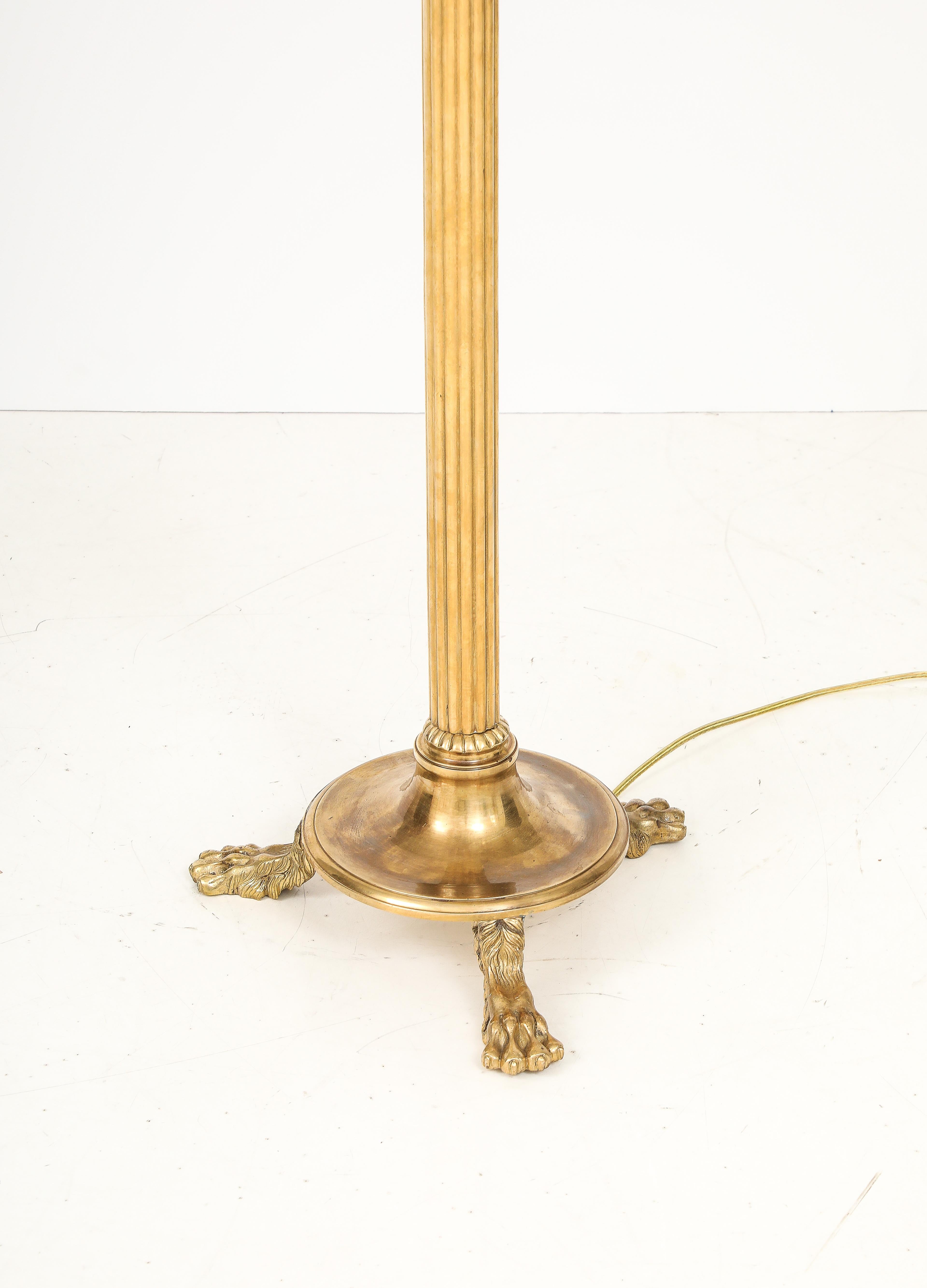 Lampada da terra francese a treppiede in ottone degli anni '60 in vendita 4