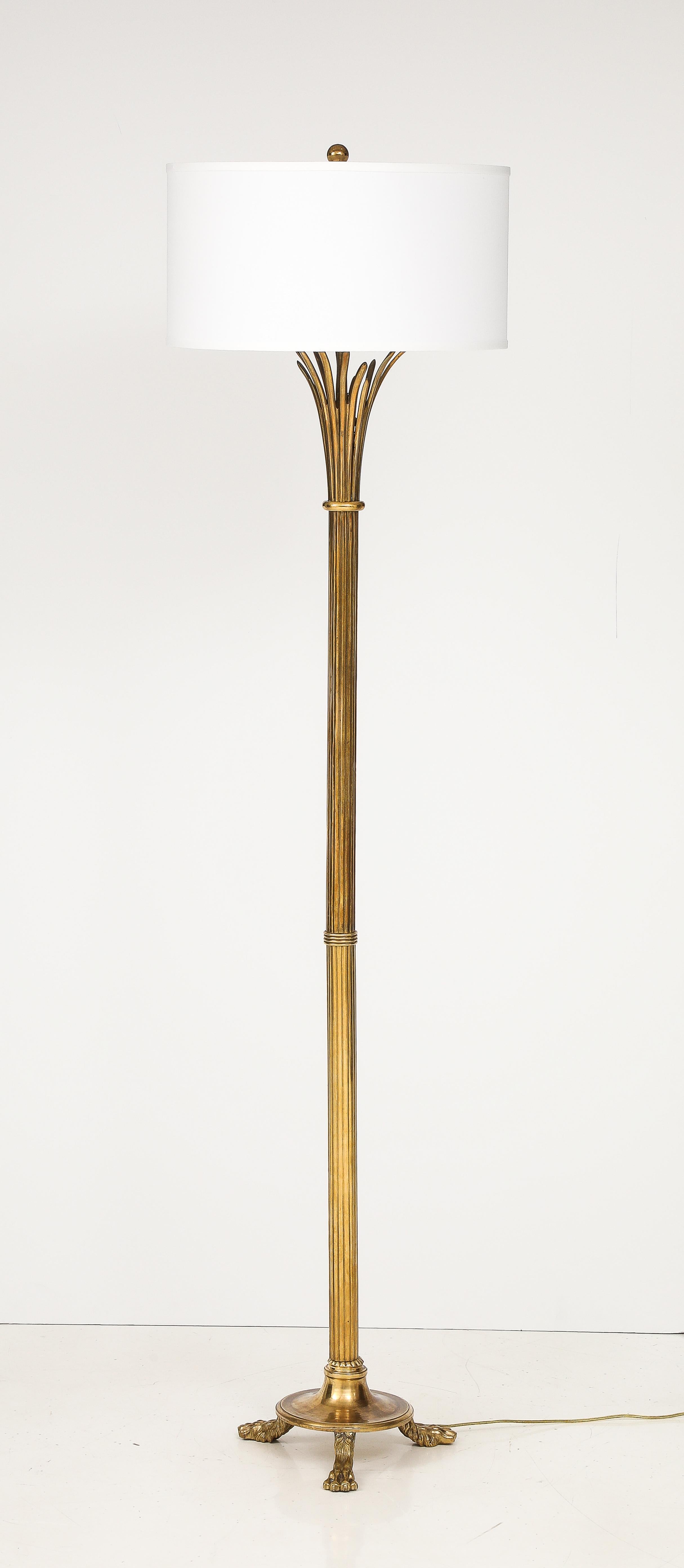 Lampada da terra francese a treppiede in ottone degli anni '60 in vendita 7