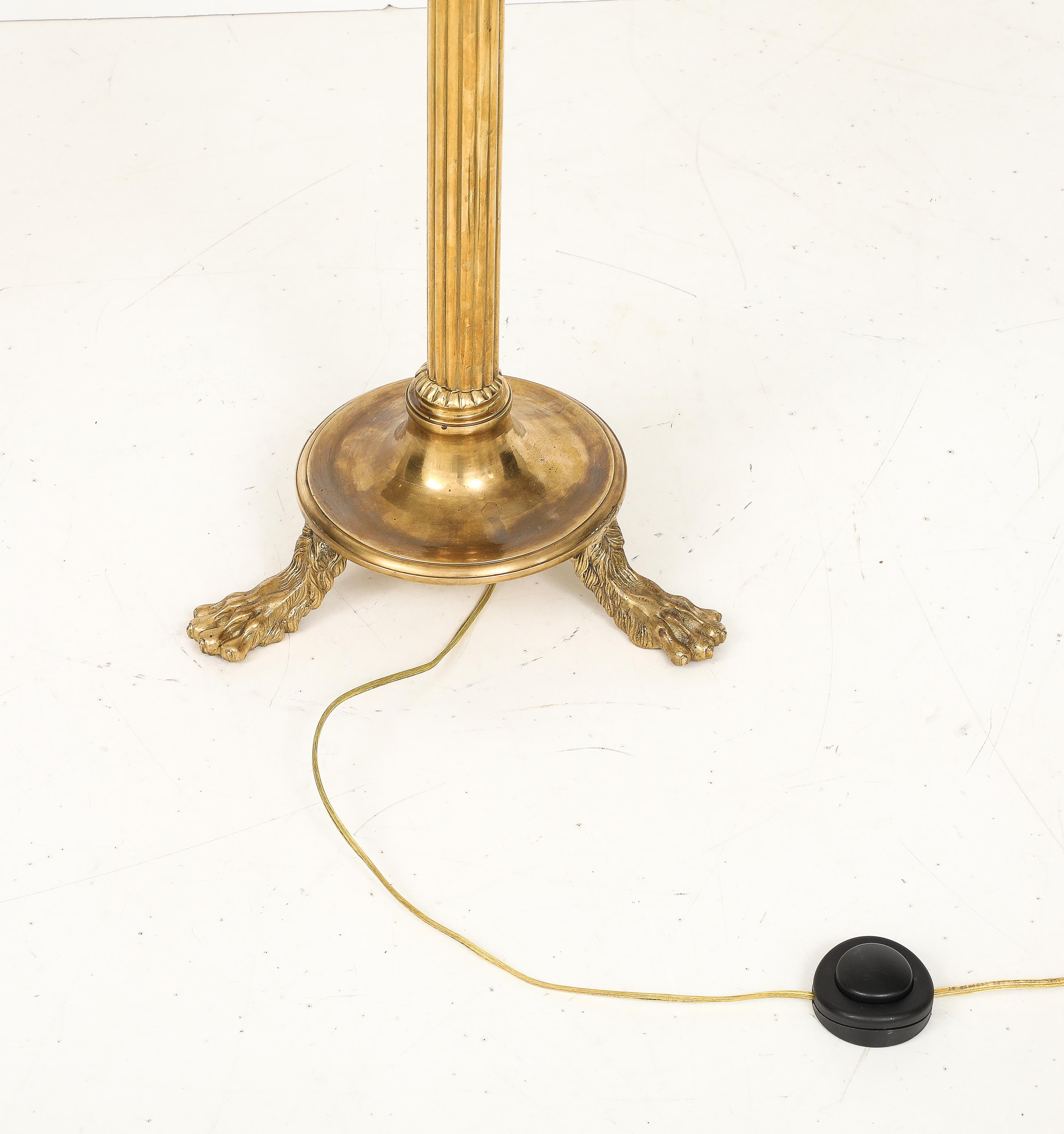 Lampada da terra francese a treppiede in ottone degli anni '60 in vendita 8