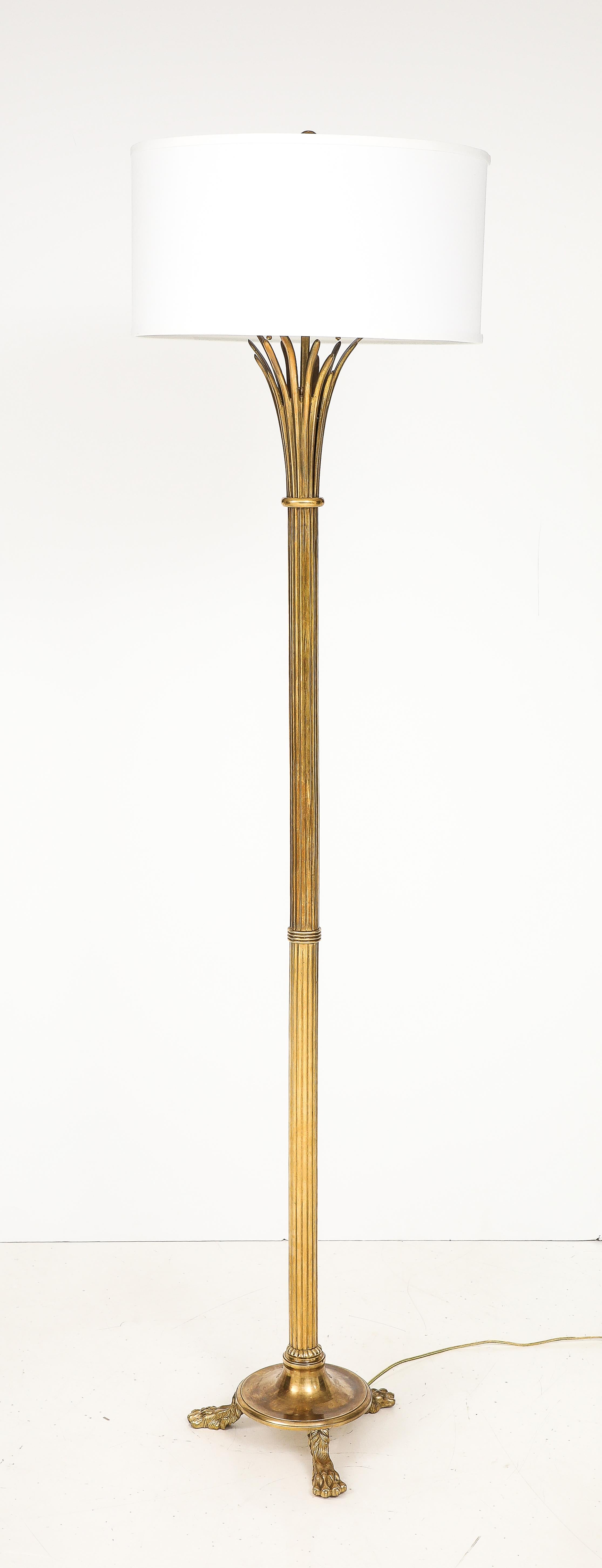 Lampada da terra francese a treppiede in ottone degli anni '60 in vendita 9
