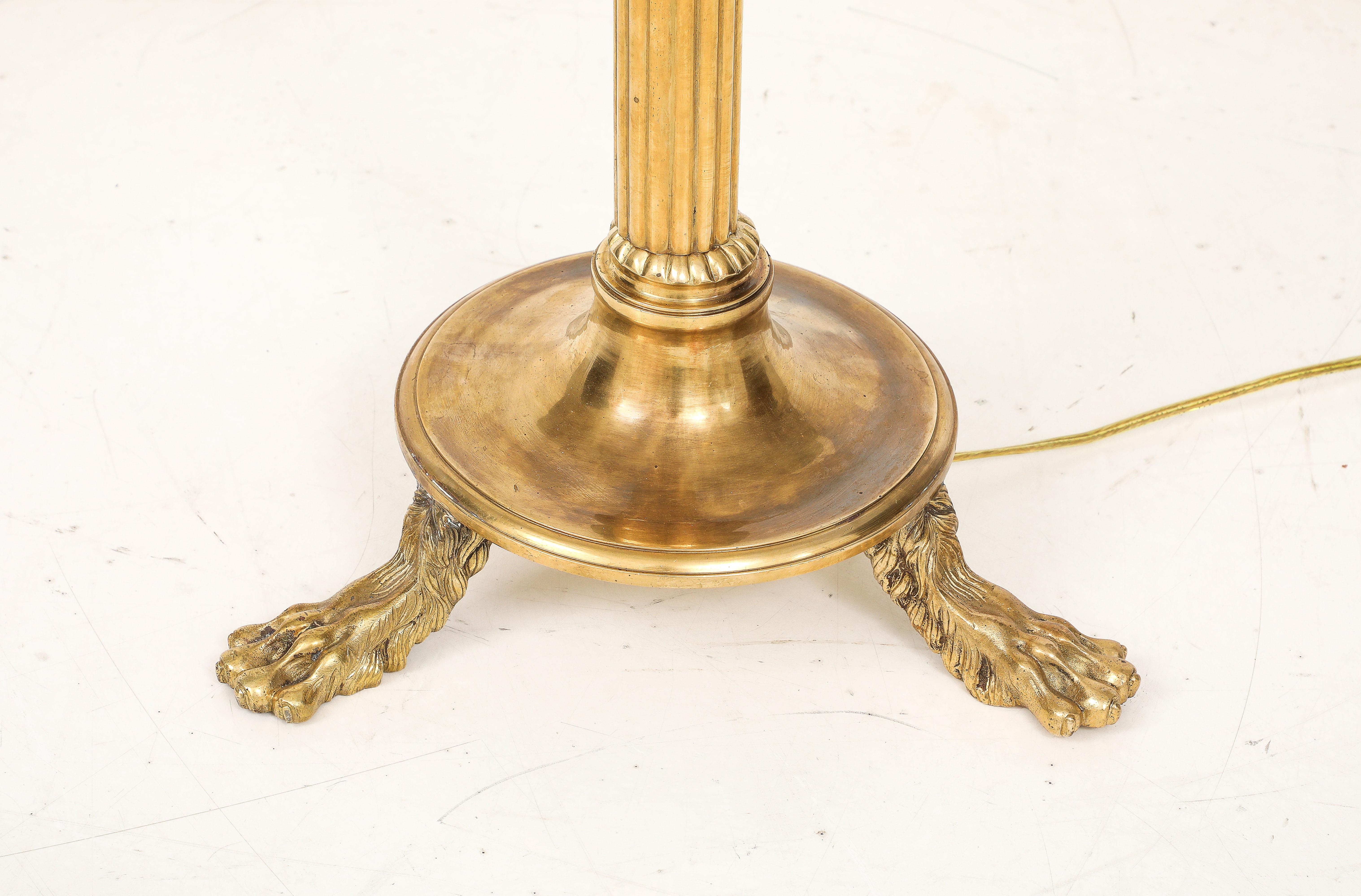 Lampada da terra francese a treppiede in ottone degli anni '60 in vendita 10