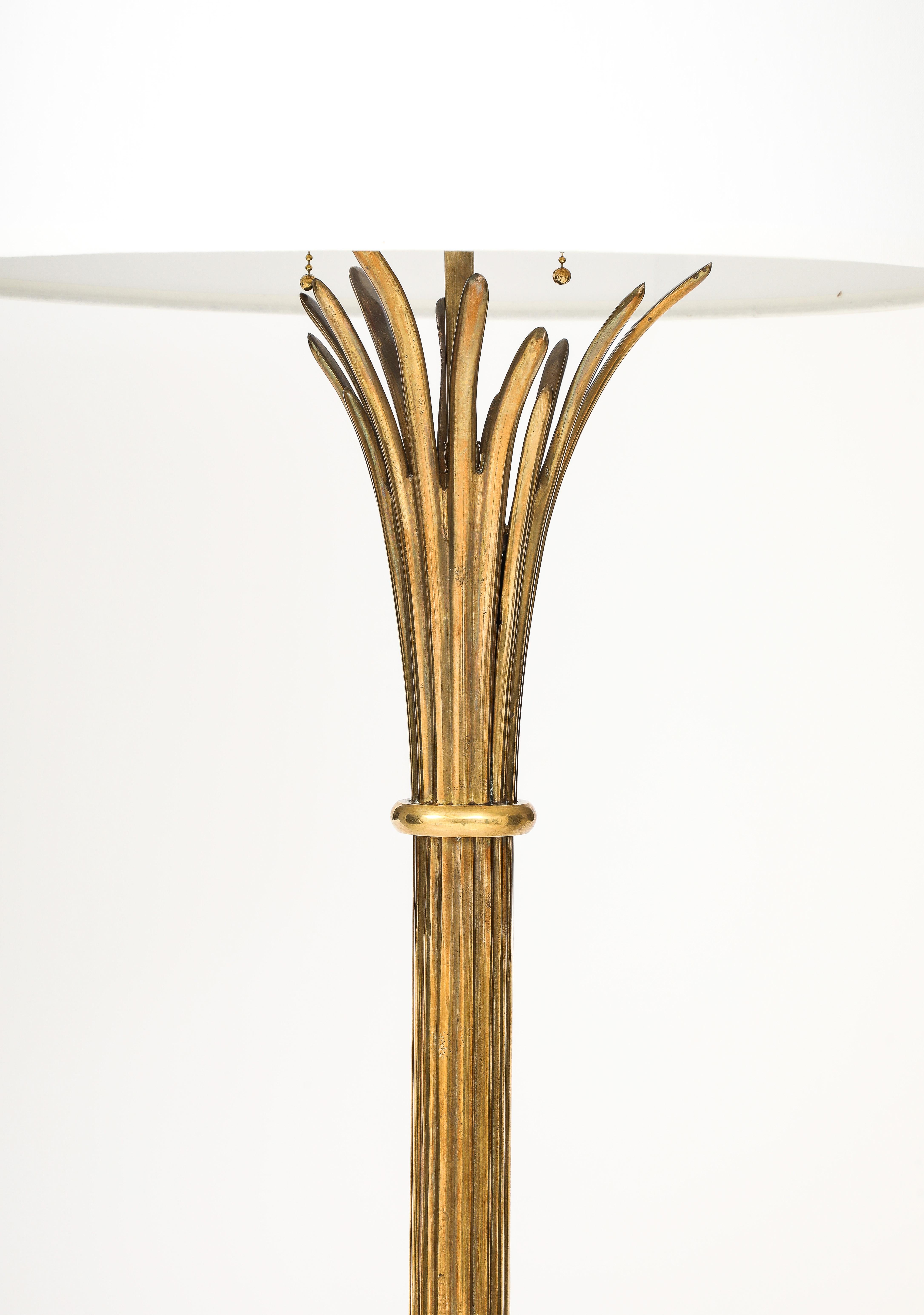 Lampada da terra francese a treppiede in ottone degli anni '60 in vendita 11