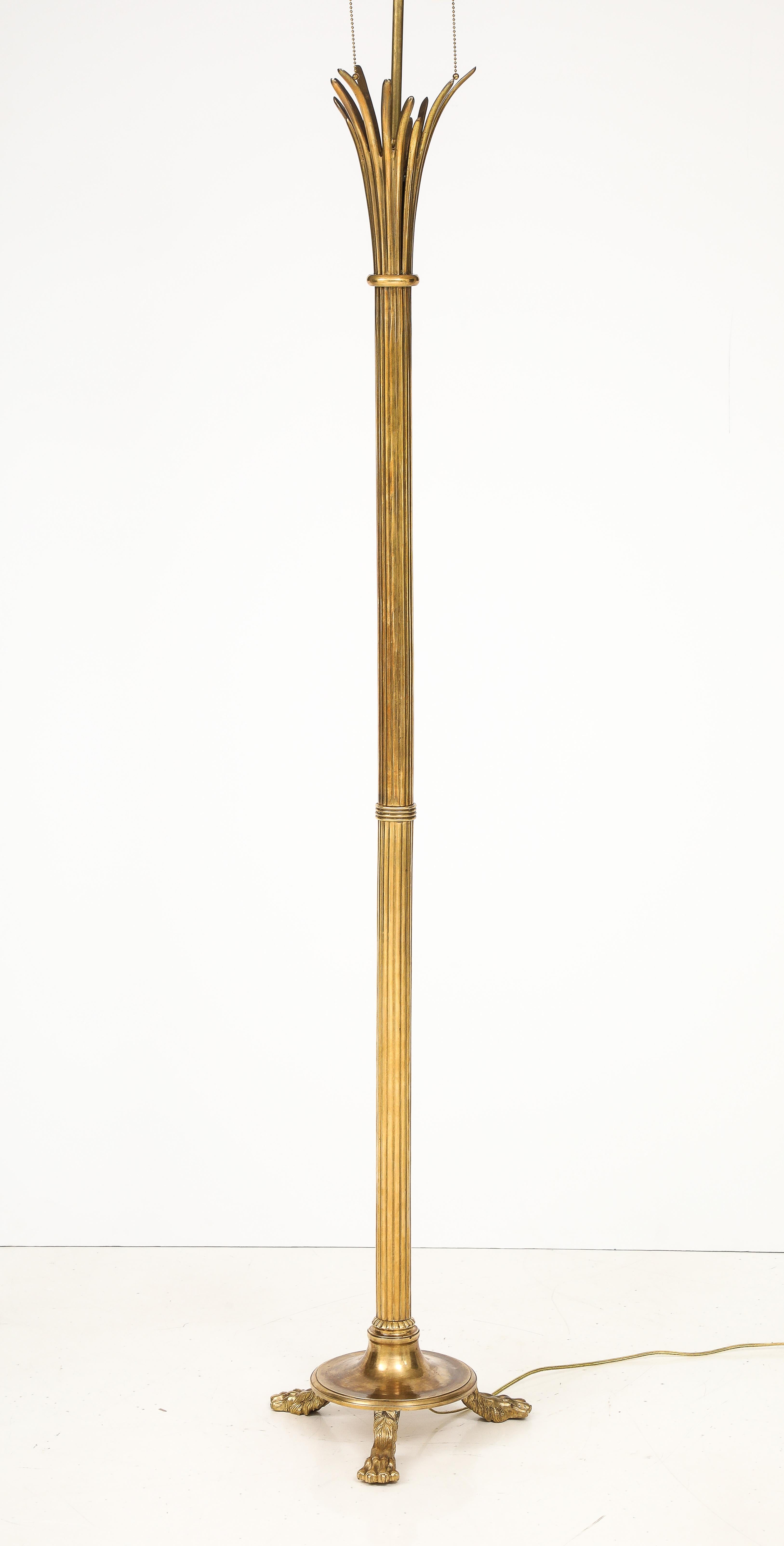 Lampada da terra francese a treppiede in ottone degli anni '60 in vendita 12